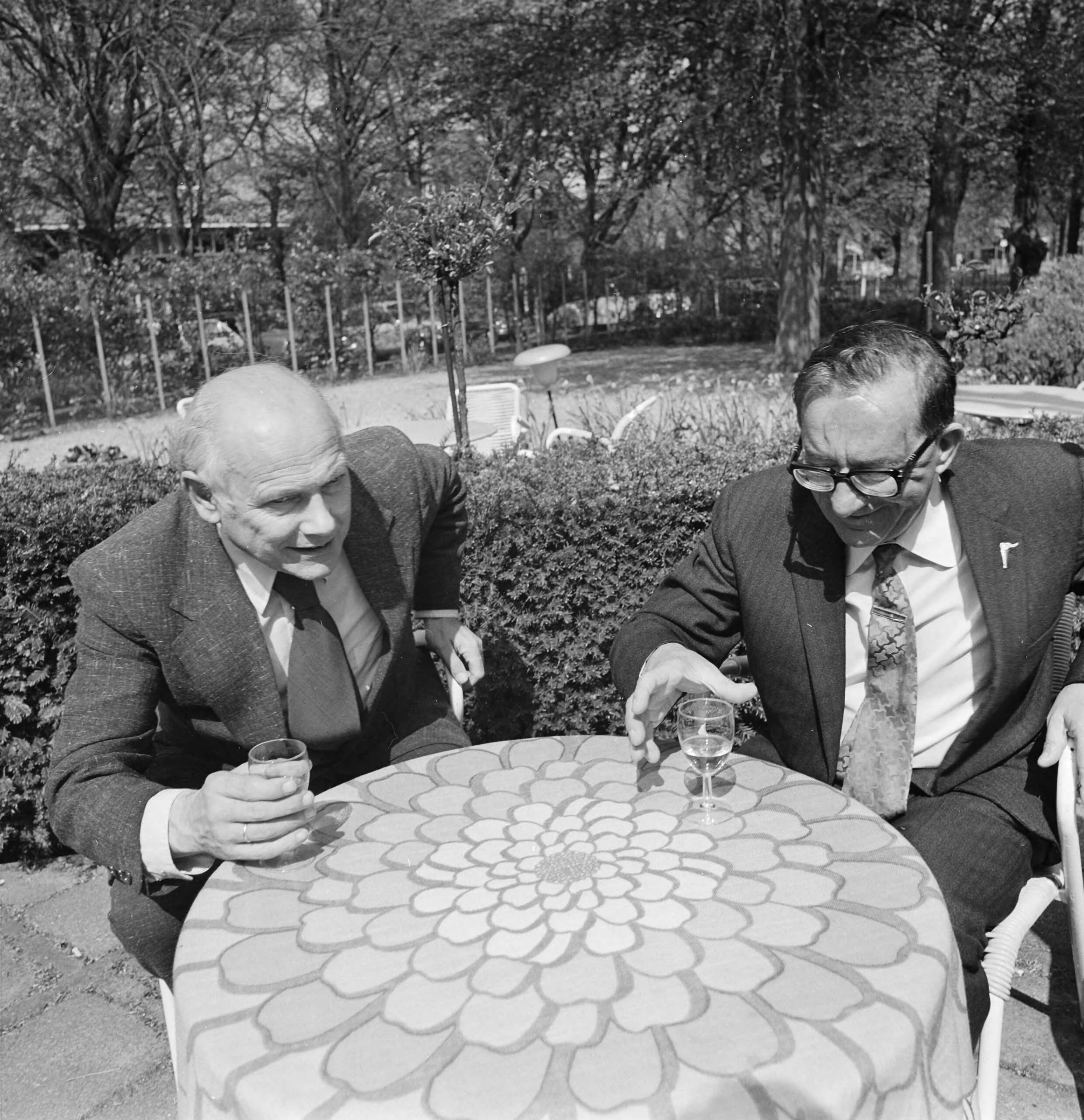 Fotocollectie Anefo — Premier Mintoff van Malta in ons land, premier Den Uyl en premier Mintoff aan tafeltje — Foto: Punt, W. / Anefo. Licentie: Set B: Rechtenvrij / Publiek Domein. Bron: Nationaal Archief. http://hdl.handle.net/10648/ac494f94-d0b4-102d-bcf8-003048976d84