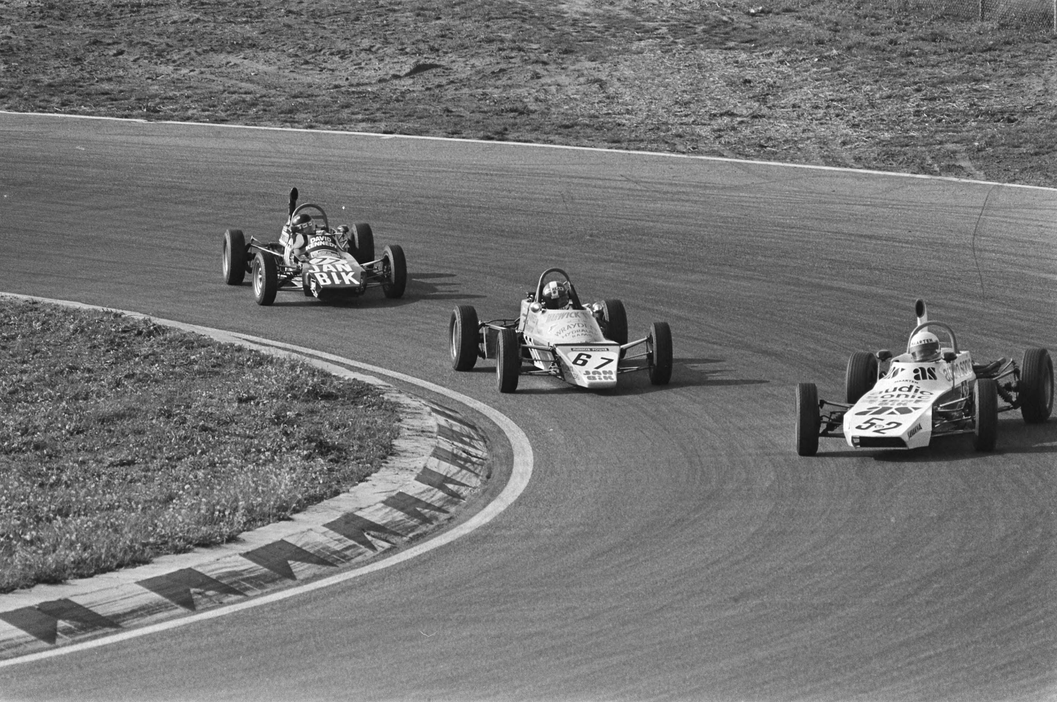 Fotocollectie Anefo — Autoraces op Zandvoort; finale formule Ford v.l.n.r. David Kennedy , Derrek Warwick en winnaar Maarten Henneman — Foto: Peters, Hans / Anefo. Licentie: Set B: Rechtenvrij / Publiek Domein. Bron: Nationaal Archief. http://hdl.handle.net/10648/ac8ce5ba-d0b4-102d-bcf8-003048976d84