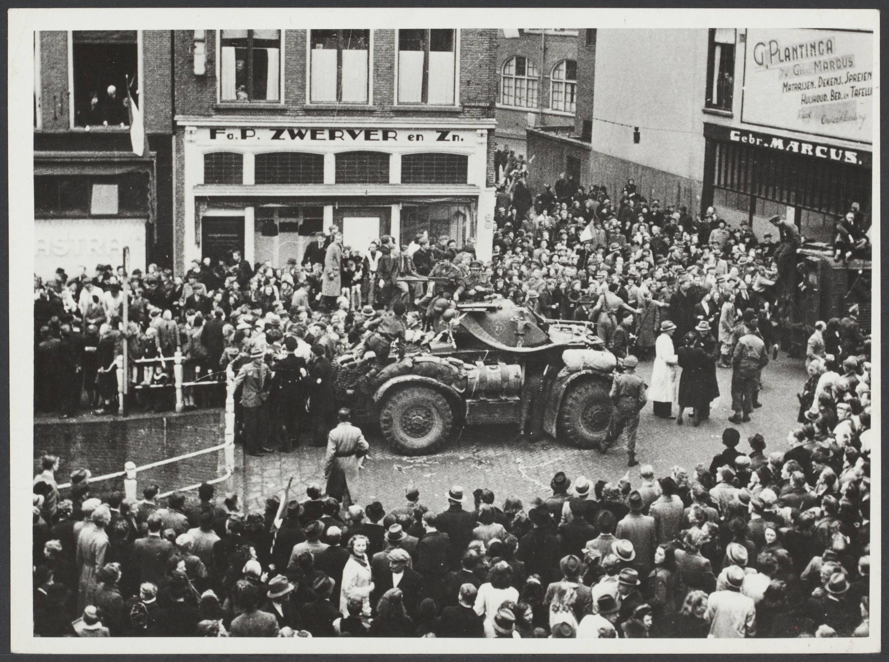Bevrijding Nederland 1944 [bevat ook foto's uit 1945] — In Leeuwarden trokken Canadezen veel bekijks. De inwoners dromden samen om een pantserwagen — Foto: Onbekend / Publiek Domein of Rechtenvrij. Licentie: Set B: Rechtenvrij / Publiek Domein. Bron: Nationaal Archief. http://hdl.handle.net/10648/878e91a3-68c8-b418-d57a-e8b3ac82ffd2
