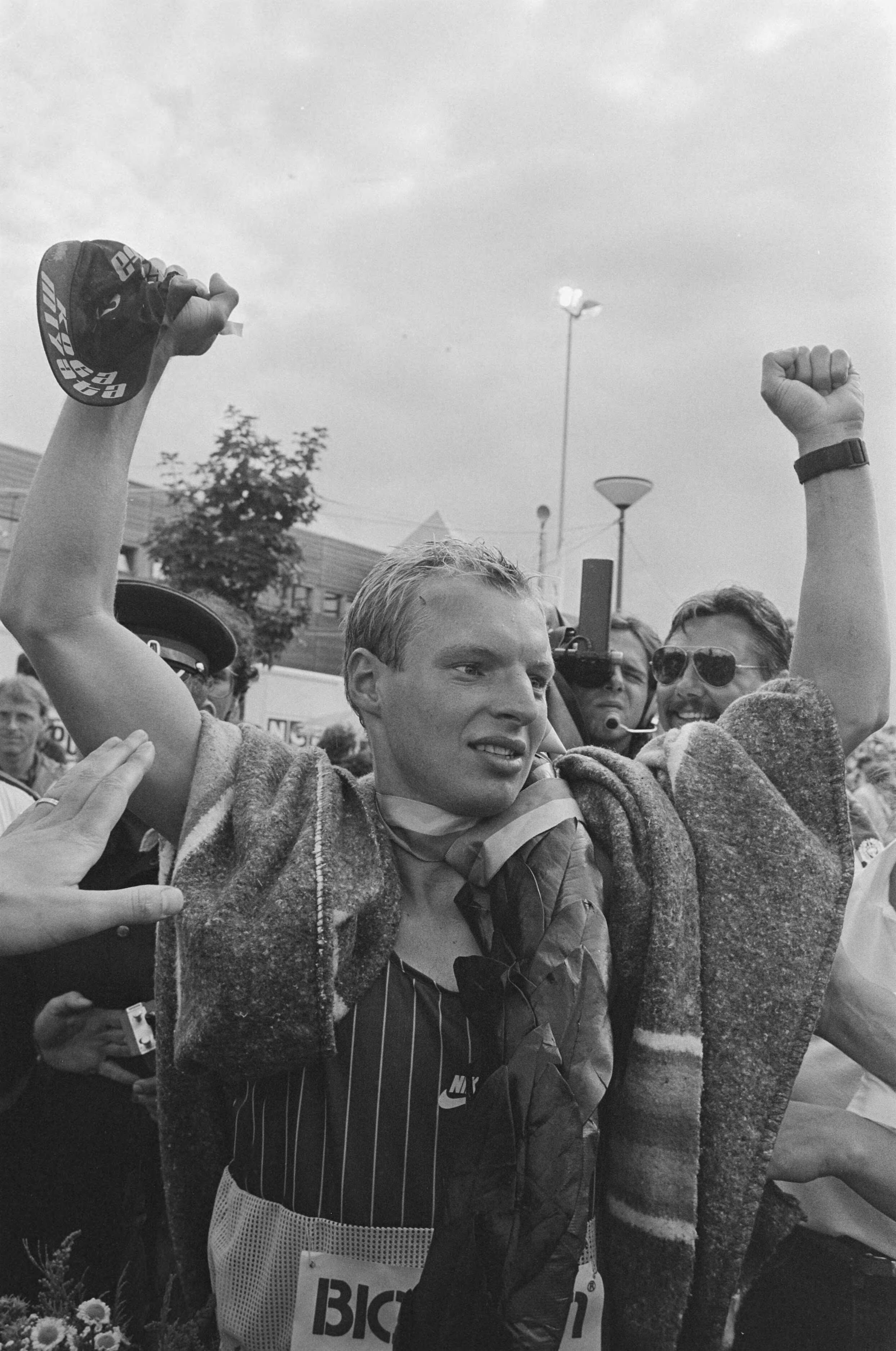 Fotocollectie Anefo — EK triathlon in Almere; winnaar George Stam na de finish — Foto: Vollebregt, Sjakkelien / Anefo. Licentie: Set B: Rechtenvrij / Publiek Domein. Bron: Nationaal Archief. http://hdl.handle.net/10648/ad496096-d0b4-102d-bcf8-003048976d84