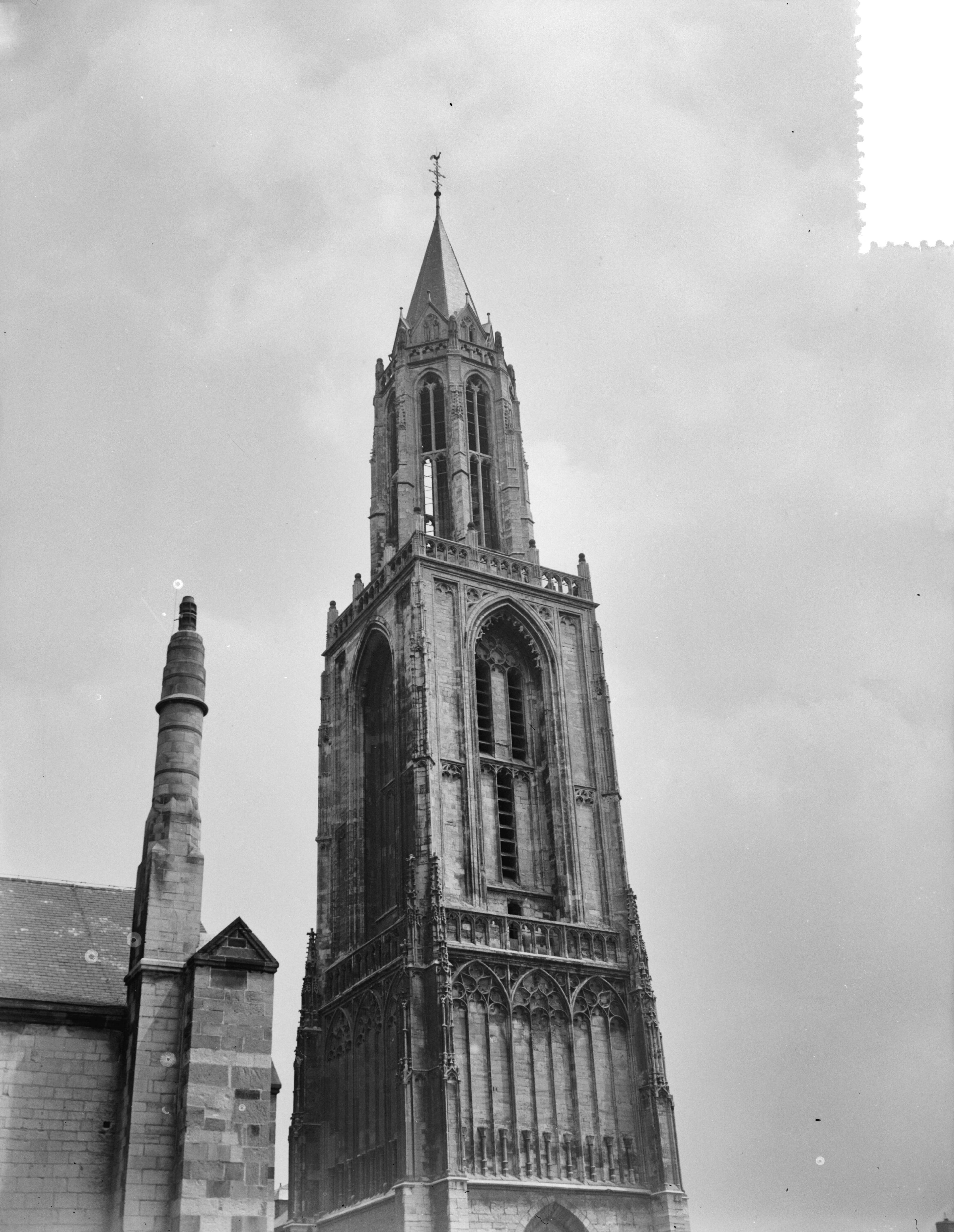 Fotocollectie Anefo — Stadsgezichten Maastricht. Toren van St. Janskerk — Foto: Pot, Harry / Anefo. Licentie: Set B: Rechtenvrij / Publiek Domein. Bron: Nationaal Archief. http://hdl.handle.net/10648/a93718a4-d0b4-102d-bcf8-003048976d84