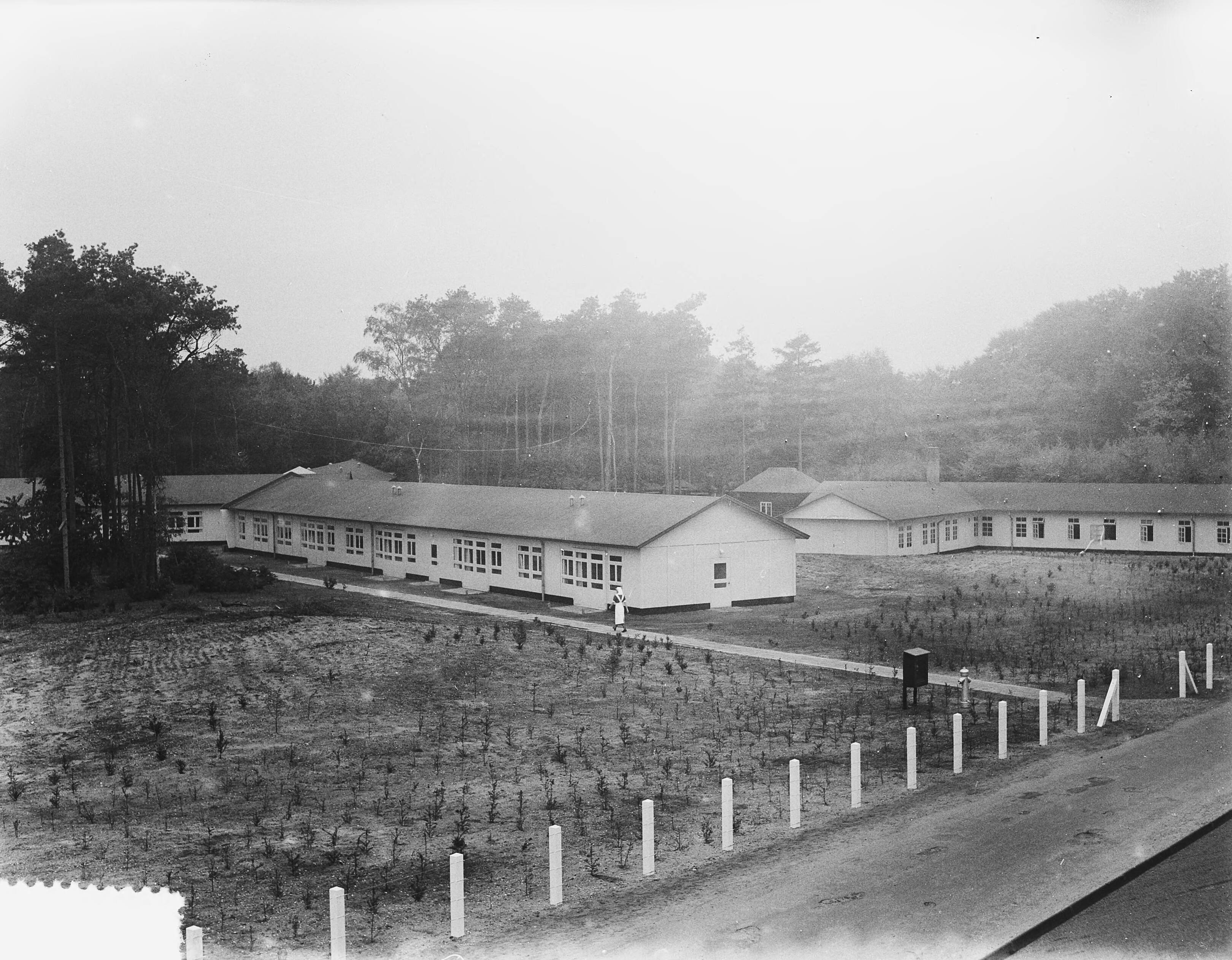 Fotocollectie Anefo — Nieuw Amsterdams paviljoen op terrein van sanatorium "Zonnestraal" te Hilversum — Foto: Behrens, Herbert F. / Anefo. Licentie: Set B: Rechtenvrij / Publiek Domein. Bron: Nationaal Archief. http://hdl.handle.net/10648/a915dd06-d0b4-102d-bcf8-003048976d84