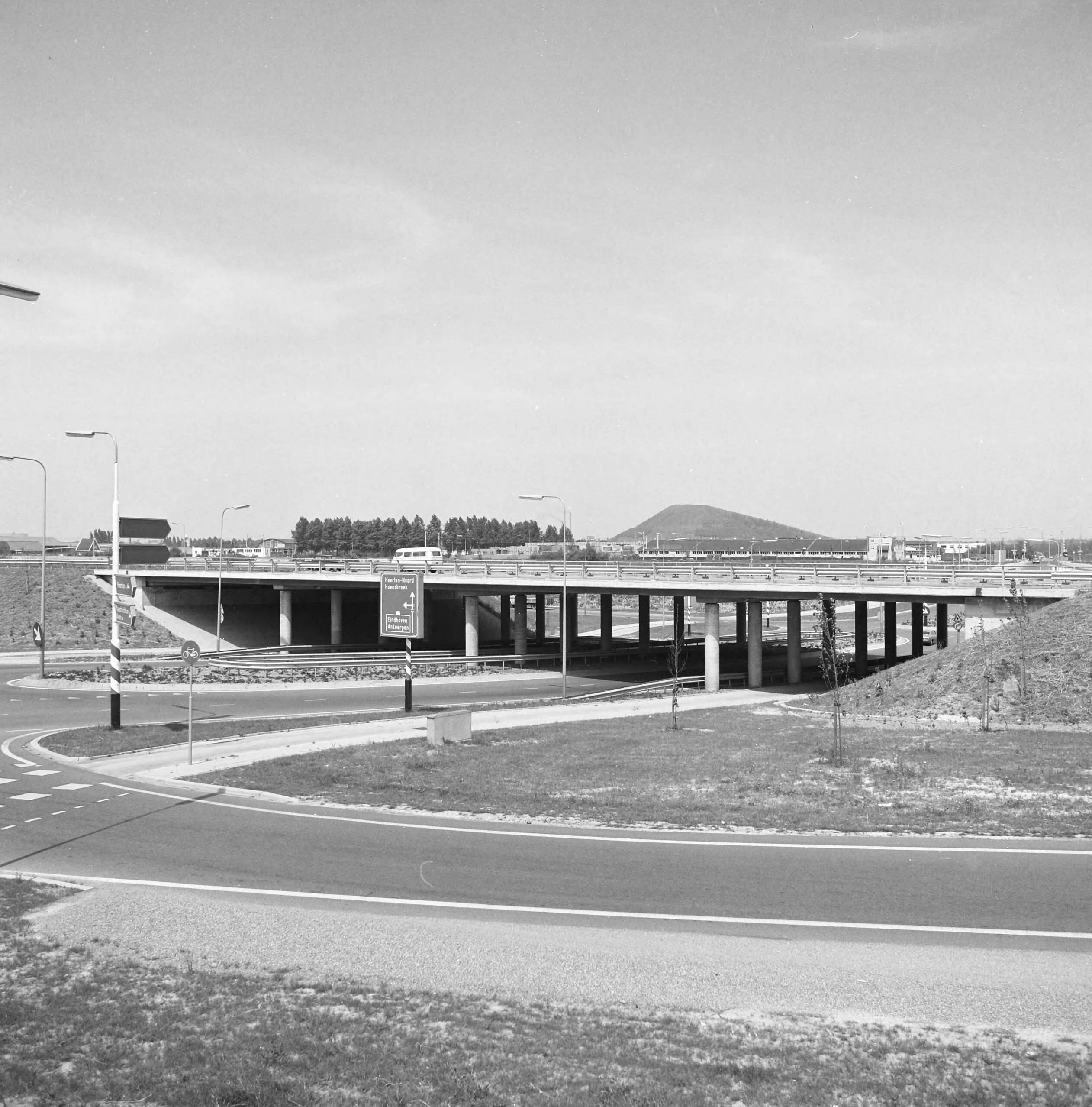 Fotocollectie Nederlandse Heidemaatschappij — Heerlen. Viaduct ontworpen door Groenendijk — Foto: Fotograaf Onbekend / Heidemij. Licentie: Set B: Rechtenvrij / Publiek Domein. Bron: Nationaal Archief. http://hdl.handle.net/10648/ae7e2604-d0b4-102d-bcf8-003048976d84