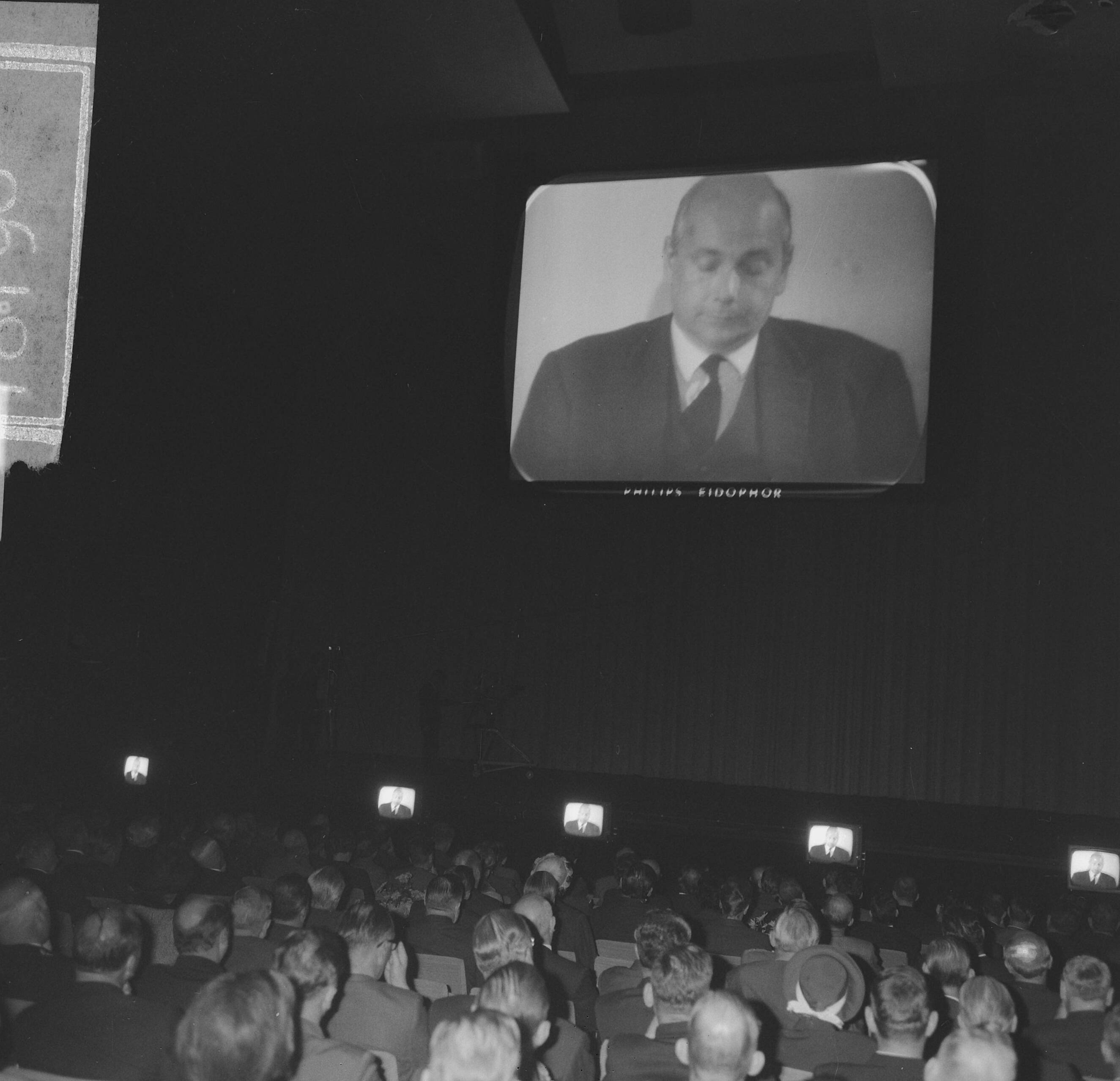 Fotocollectie Anefo — Minister Den Uyl opende Firato 1965 vanuit Den Haag vi TV — Foto: Nijs, Jac. de / Anefo. Licentie: Set B: Rechtenvrij / Publiek Domein. Bron: Nationaal Archief. http://hdl.handle.net/10648/aac107de-d0b4-102d-bcf8-003048976d84