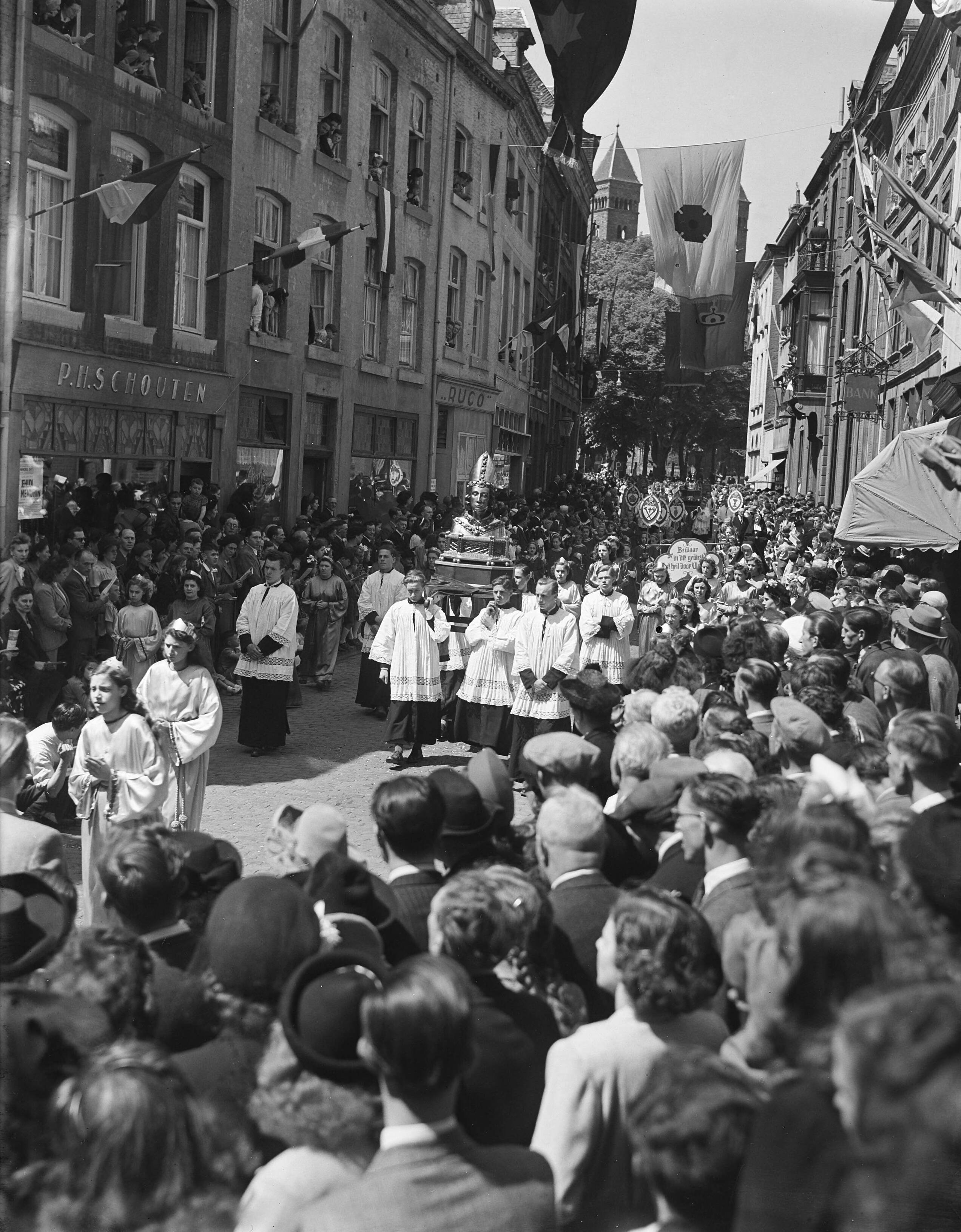 Fotocollectie Anefo — St. Servaasprocessie te Maastricht. Door de Bredestraat — Foto: Moedrik, D. / Anefo. Licentie: Set B: Rechtenvrij / Publiek Domein. Bron: Nationaal Archief. http://hdl.handle.net/10648/a8b6cd5c-d0b4-102d-bcf8-003048976d84