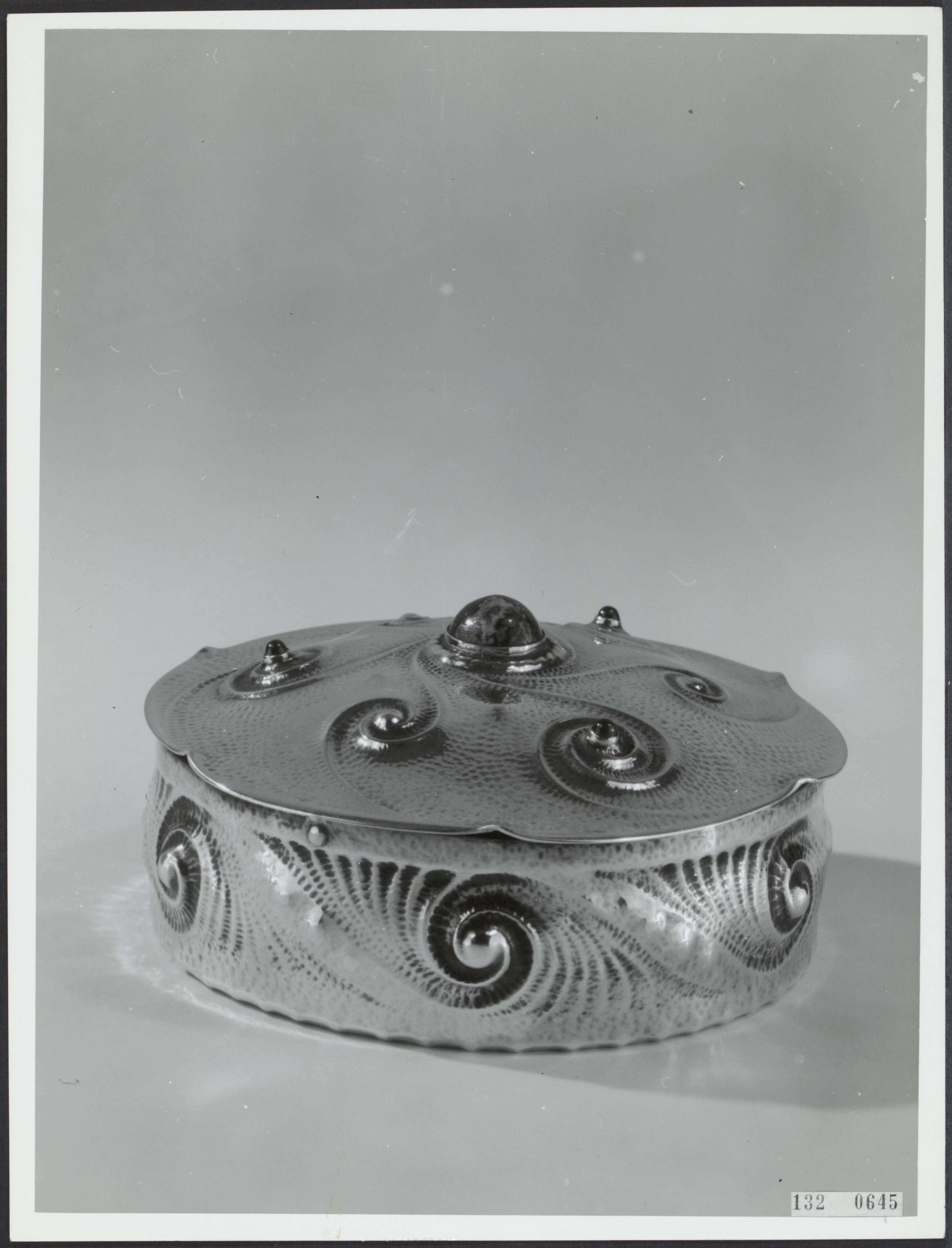 Fotocollectie Rijksvoorlichtingsdienst Eigen — Zilveren doosje van ontwerper Frans Zwollo uit de collectie van het Haags Gemeentemuseum — Foto: Gemeentemuseum Den Haag. Licentie: Set B: Rechtenvrij / Publiek Domein. Bron: Nationaal Archief. http://hdl.handle.net/10648/af54727c-d0b4-102d-bcf8-003048976d84