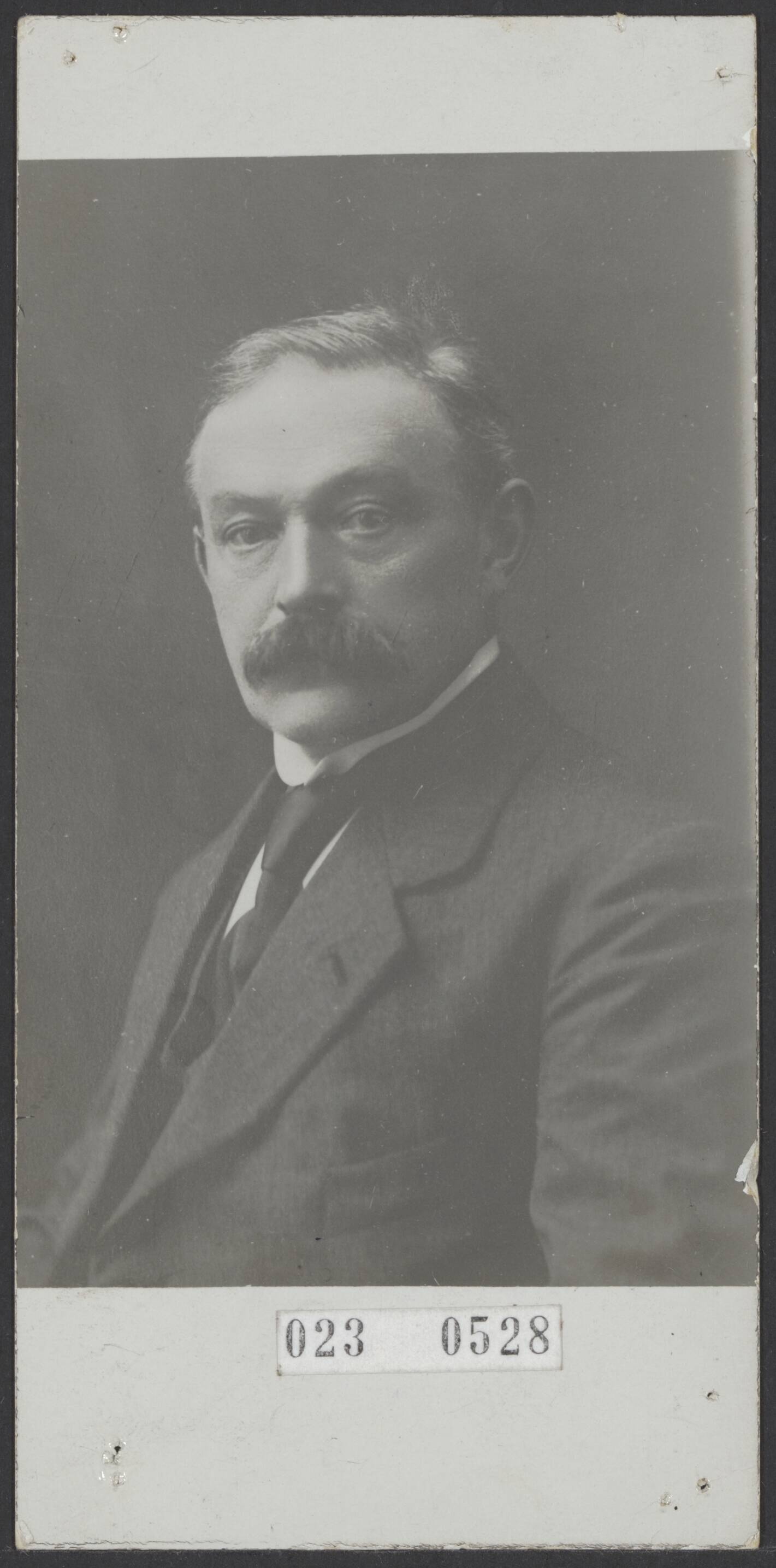 Fotocollectie Elsevier Binnenland — Dr. Brouwer, arts te Zuid-Laren — Foto: N.V. Vereenigde Fotobureaux. Licentie: Set B: Rechtenvrij / Publiek Domein. Bron: Nationaal Archief. http://hdl.handle.net/10648/add4c9b0-d0b4-102d-bcf8-003048976d84