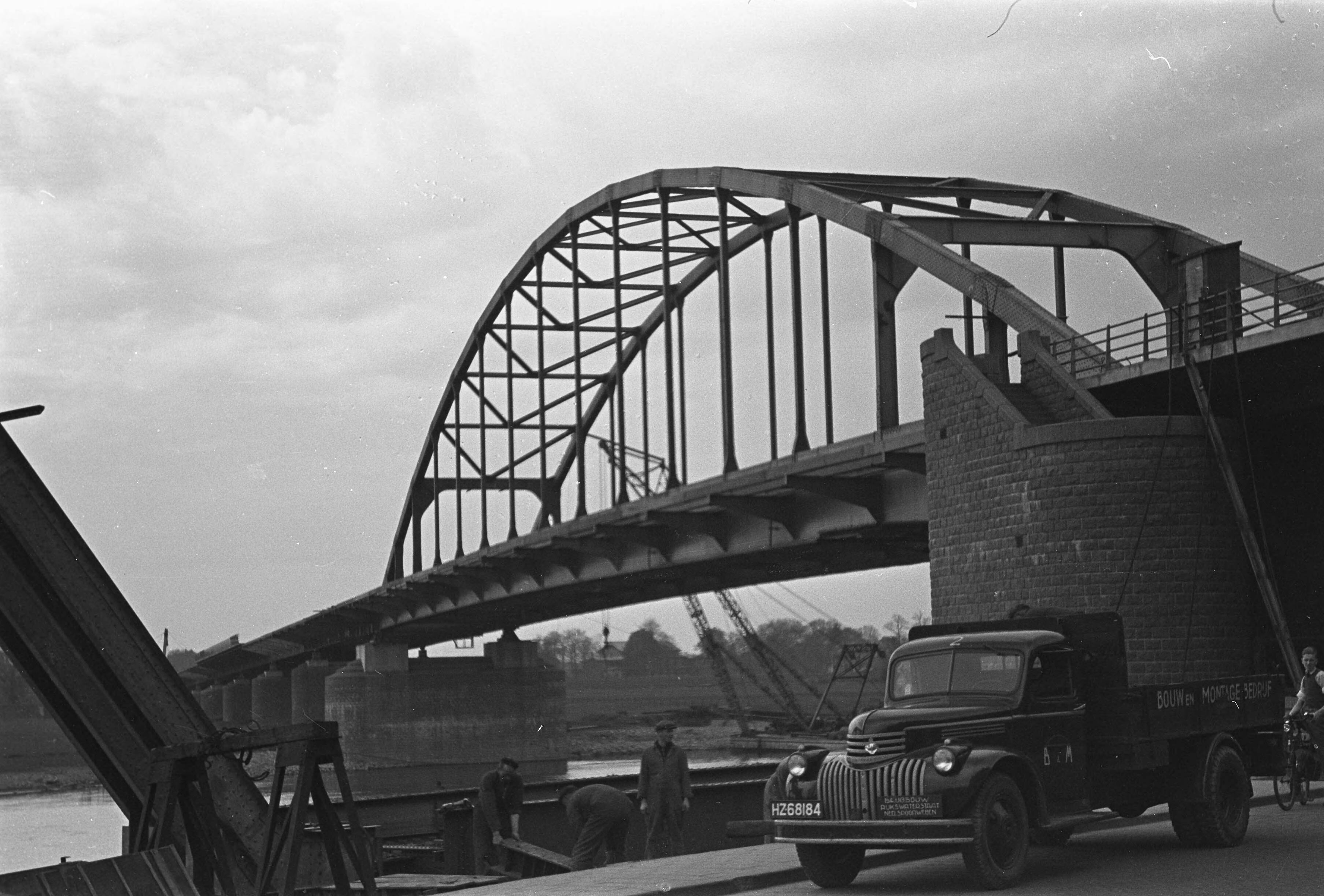 Fotocollectie Anefo — Brug Deventer nummer 13 — Foto: Moedrik, D. / Anefo. Licentie: Set B: Rechtenvrij / Publiek Domein. Bron: Nationaal Archief. http://hdl.handle.net/10648/a8b5aa62-d0b4-102d-bcf8-003048976d84