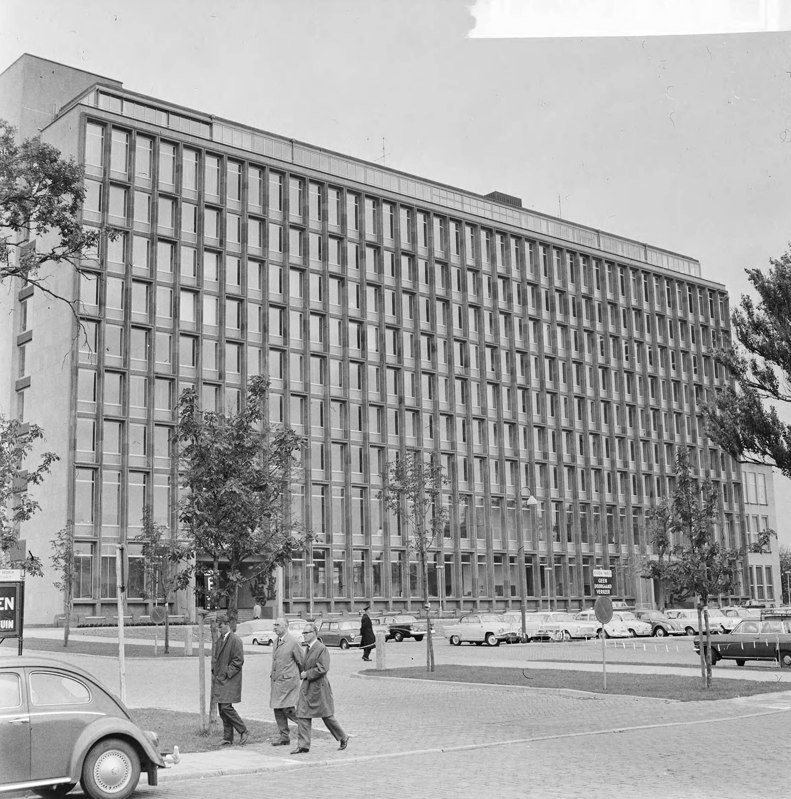 Fotocollectie Anefo — Provinciehuis te Den Haag — Foto: Kroon, Ron / Anefo. Licentie: Set B: Rechtenvrij / Publiek Domein. Bron: Nationaal Archief. http://hdl.handle.net/10648/aabf9688-d0b4-102d-bcf8-003048976d84