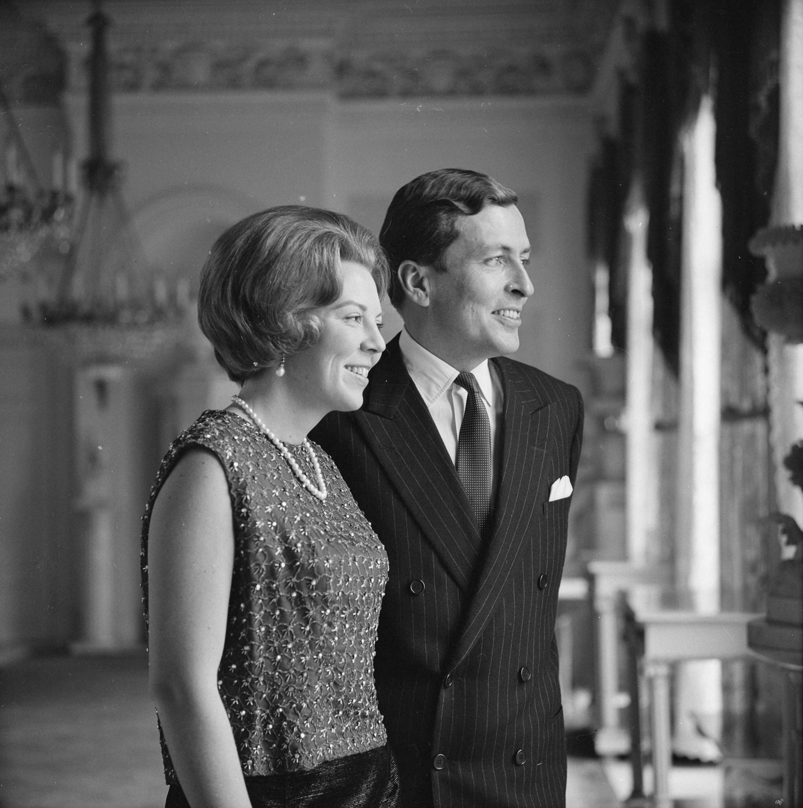 Fotocollectie RVD / Koninklijk Huis — Prinses Beatrix en Claus von Amsberg in paleis Soestdijk, 1965 — Foto: Koot, Max / RVD. Licentie: Set B: Rechtenvrij / Publiek Domein. Bron: Nationaal Archief. http://hdl.handle.net/10648/afbbcb20-d0b4-102d-bcf8-003048976d84