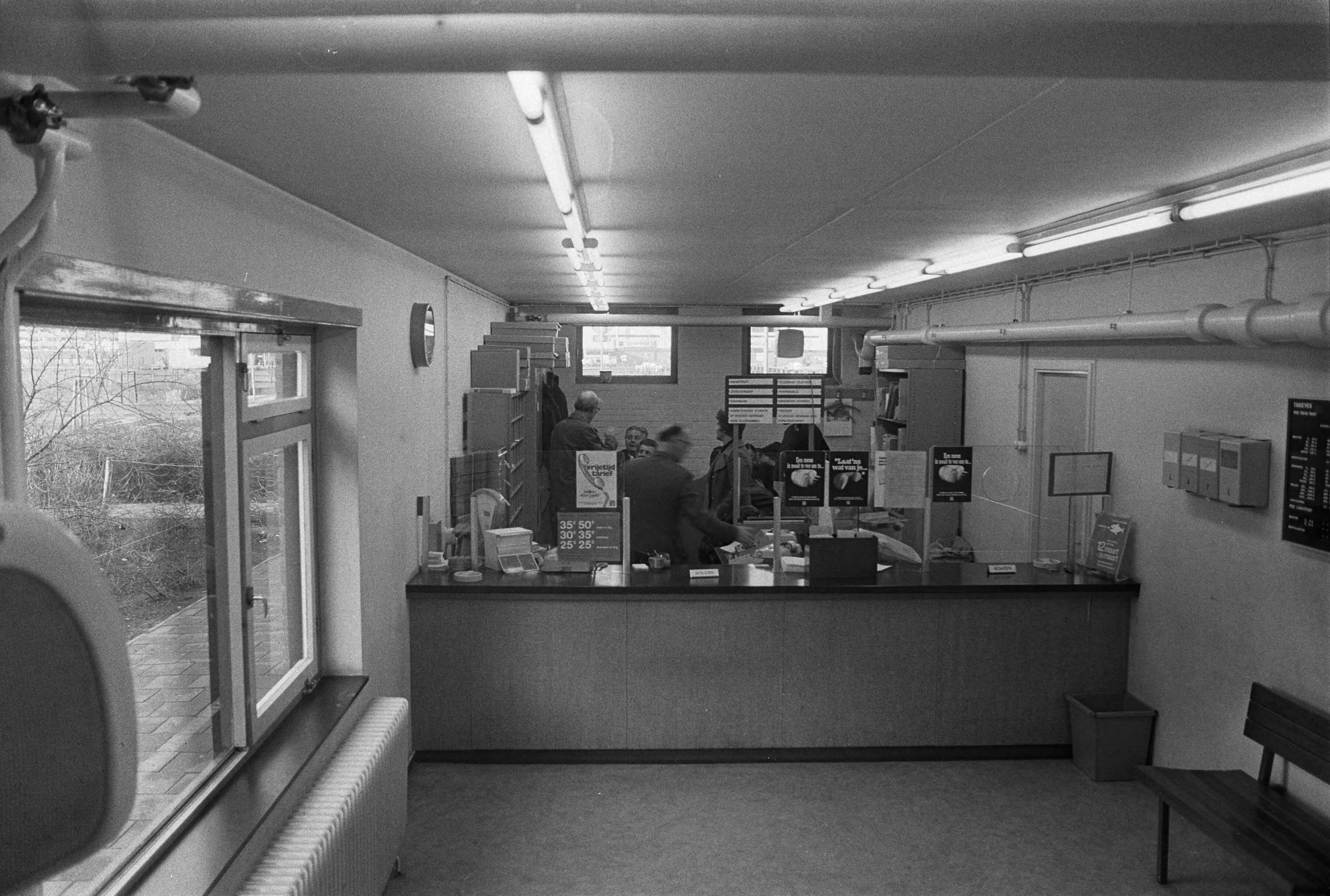 Fotocollectie Anefo — Overval op postagentschap in Haarlemse wijk Schalkwijk, het postagentschap — Foto: Peters, Hans / Anefo. Licentie: Set B: Rechtenvrij / Publiek Domein. Bron: Nationaal Archief. http://hdl.handle.net/10648/ac23d048-d0b4-102d-bcf8-003048976d84