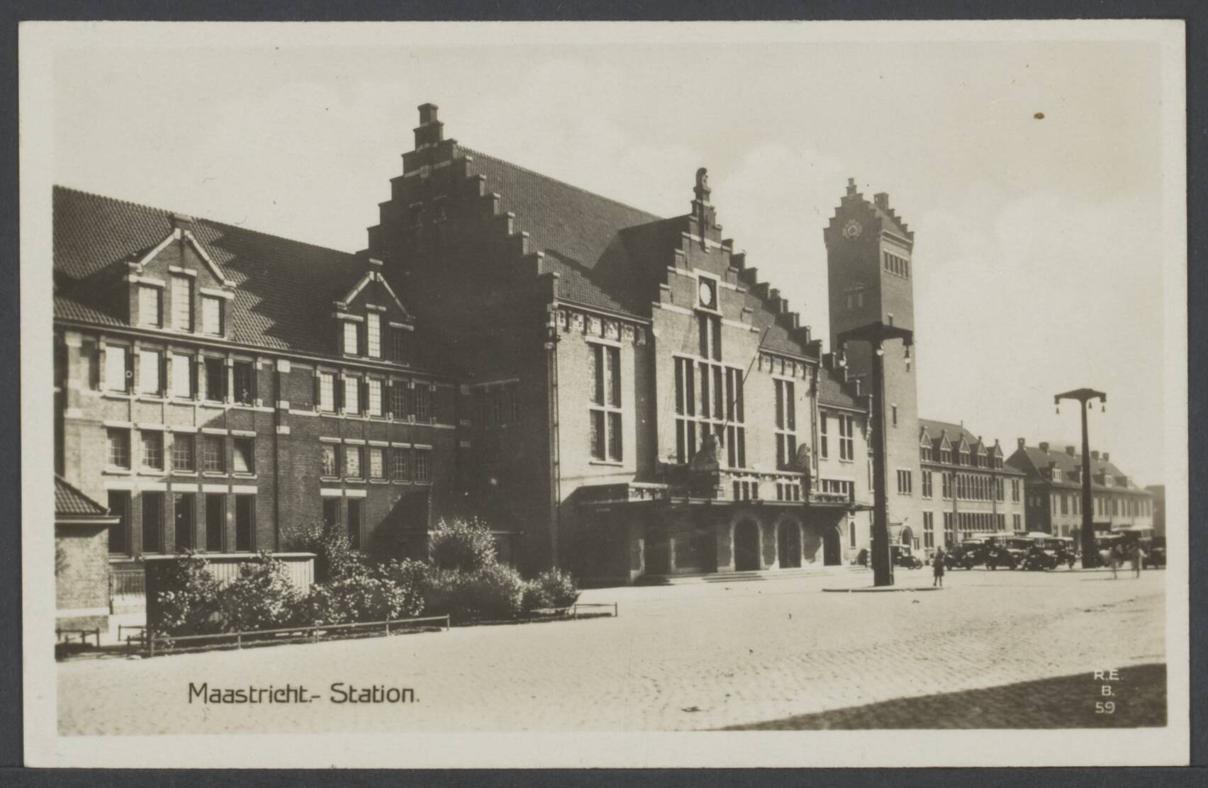 Stationsgebouwen - Nederland — Station Maastricht — Foto: Onbekend / Publiek Domein of Rechtenvrij. Licentie: Set B: Rechtenvrij / Publiek Domein. Bron: Nationaal Archief. http://hdl.handle.net/10648/6f1381ca-451e-51da-0251-78aa4f3b241e