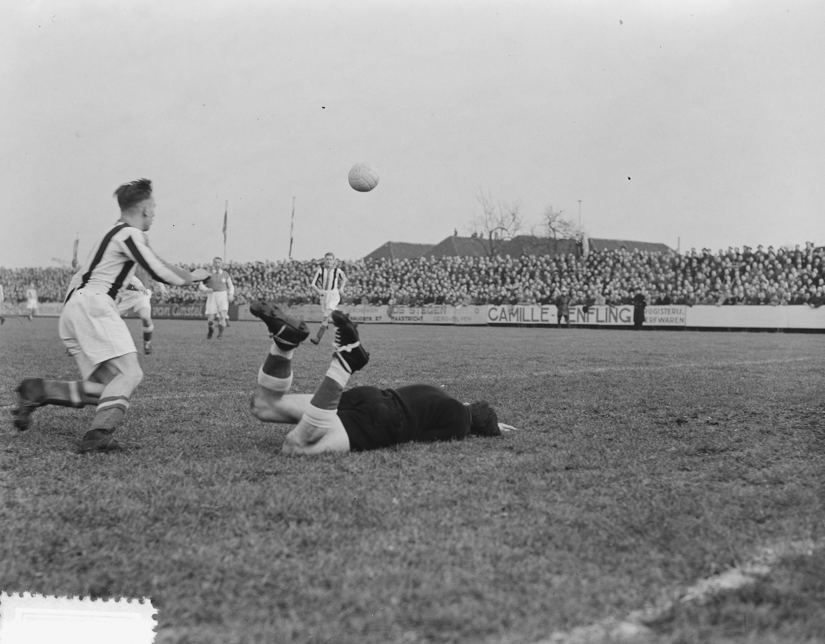 Fotocollectie Anefo — Voetbal. MVV tegen Willem II (0-0). Spelmoment — Foto: Pot, Harry / Anefo. Licentie: Set B: Rechtenvrij / Publiek Domein. Bron: Nationaal Archief. http://hdl.handle.net/10648/a8f3e034-d0b4-102d-bcf8-003048976d84