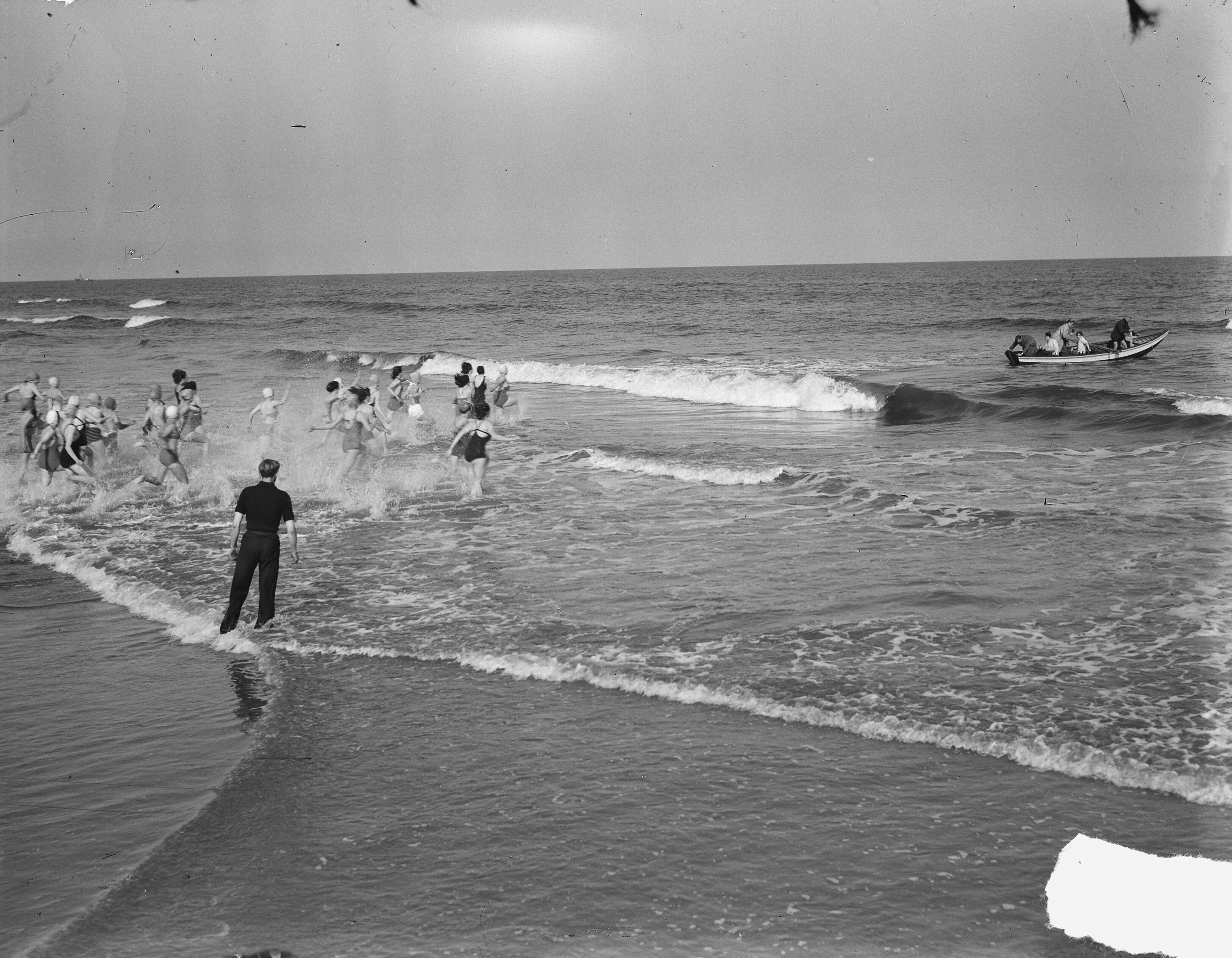 Fotocollectie Anefo — Zeebad Scheveningen strandrace — Foto: Winterbergen, Rolf / Anefo. Licentie: Set B: Rechtenvrij / Publiek Domein. Bron: Nationaal Archief. http://hdl.handle.net/10648/a8c82138-d0b4-102d-bcf8-003048976d84