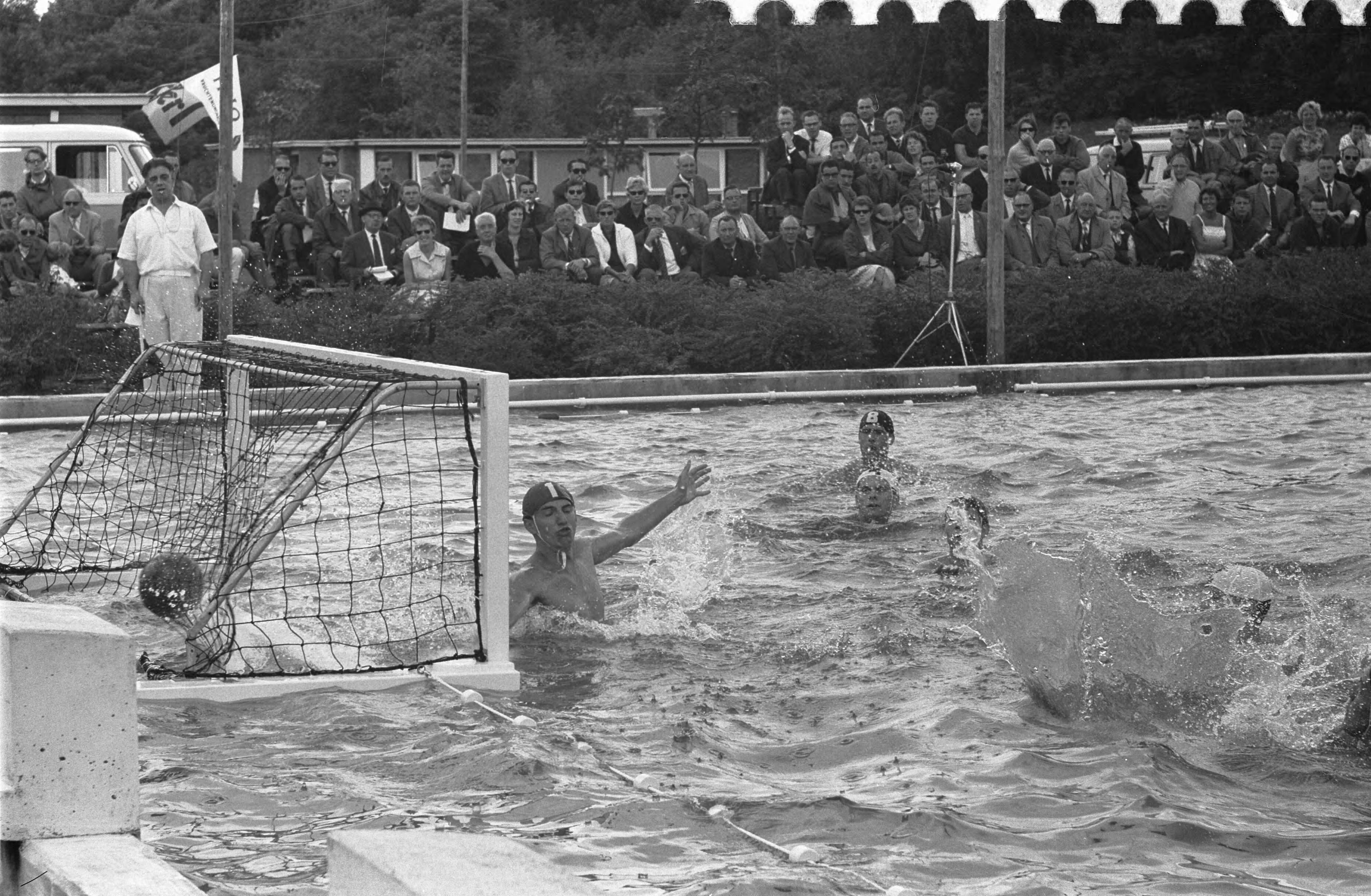 Fotocollectie Anefo — Zeslanden waterpolotoernooi in Huizen (N.H.). Spelmoment — Foto: Pot, Harry / Anefo. Licentie: Set B: Rechtenvrij / Publiek Domein. Bron: Nationaal Archief. http://hdl.handle.net/10648/a9df5fd2-d0b4-102d-bcf8-003048976d84