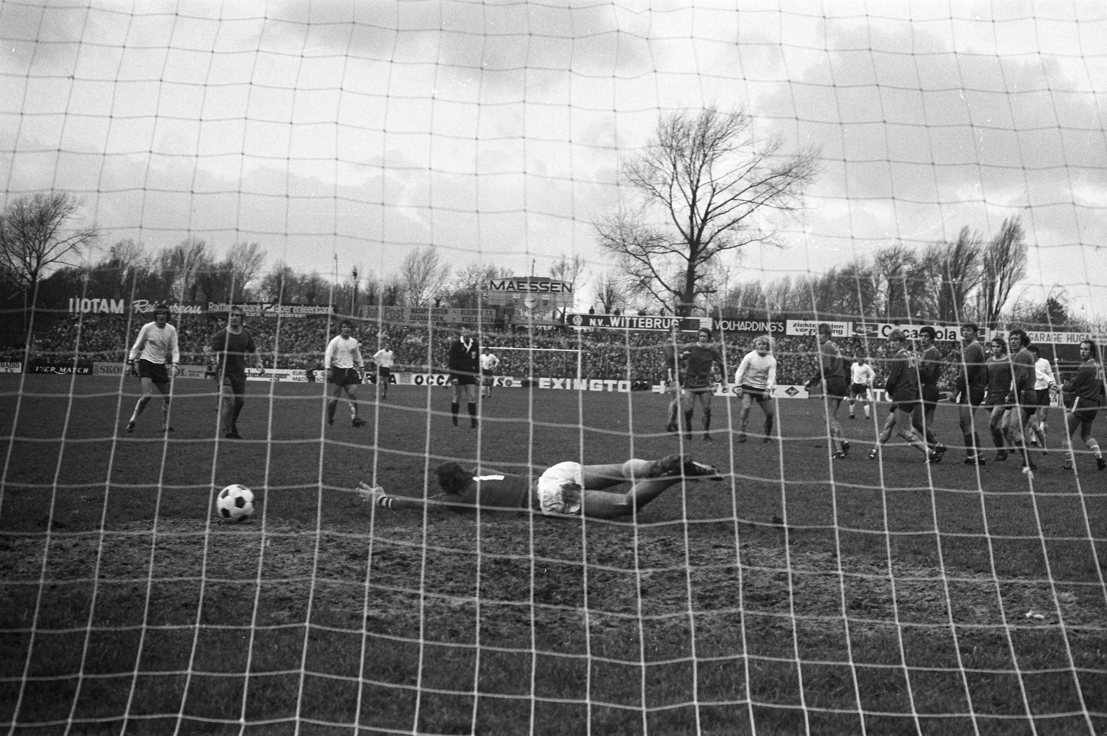Fotocollectie Anefo — FC Den Haag tegen Feyenoord 1-2, doelpunt van Jan Boskamp (Feyenoord) tussen Den Haag muurtje door (0-2) — Foto: Verhoeff, Bert / Anefo. Licentie: Set B: Rechtenvrij / Publiek Domein. Bron: Nationaal Archief. http://hdl.handle.net/10648/abd8358e-d0b4-102d-bcf8-003048976d84