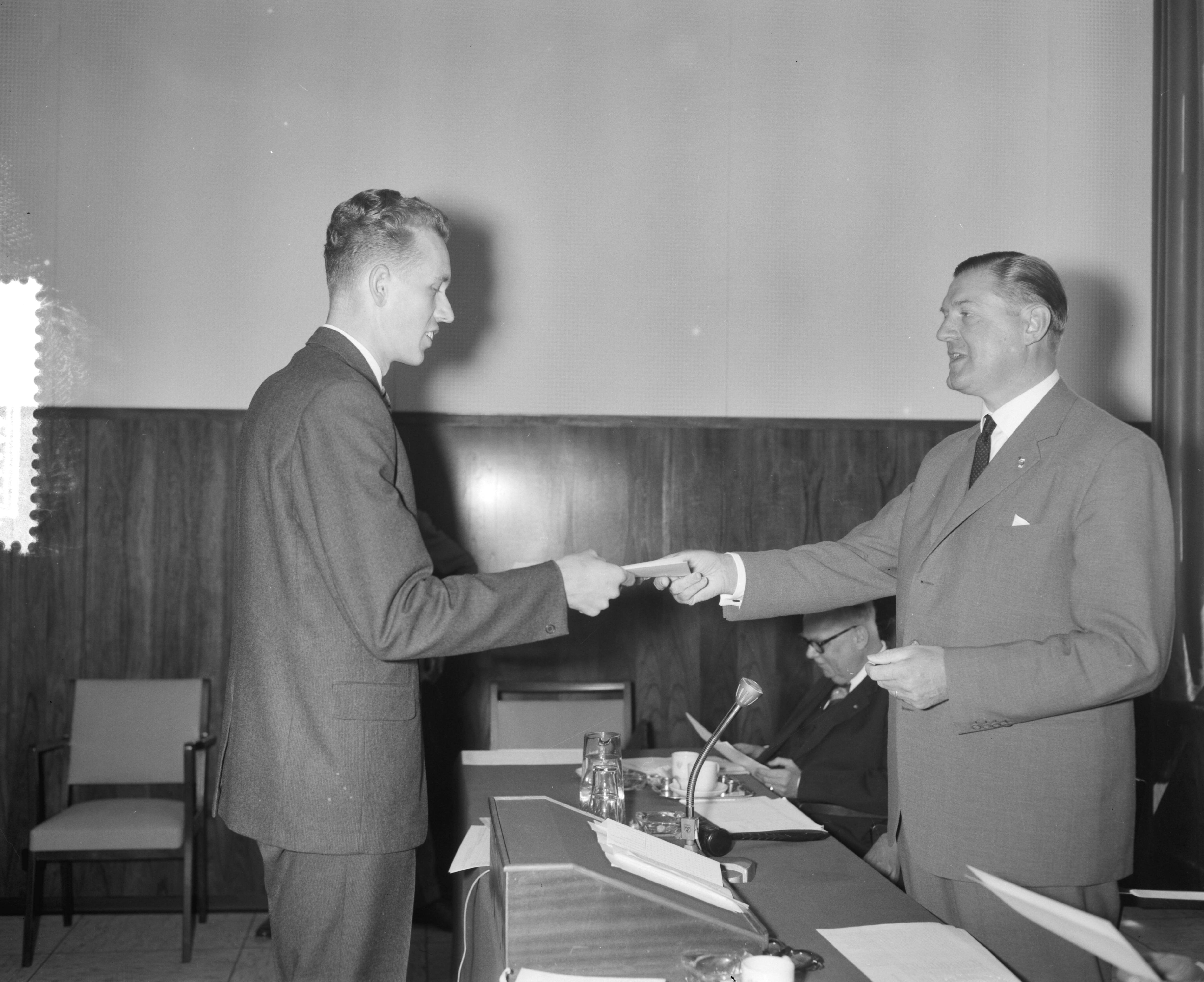 Fotocollectie Anefo — Stichting Bankstudies aan de Koninginnegracht 101 Den Haag. Uitreiking diploma's (opdracht) — Foto: Bilsen, Joop van / Anefo. Licentie: Set B: Rechtenvrij / Publiek Domein. Bron: Nationaal Archief. http://hdl.handle.net/10648/a9ddbe02-d0b4-102d-bcf8-003048976d84