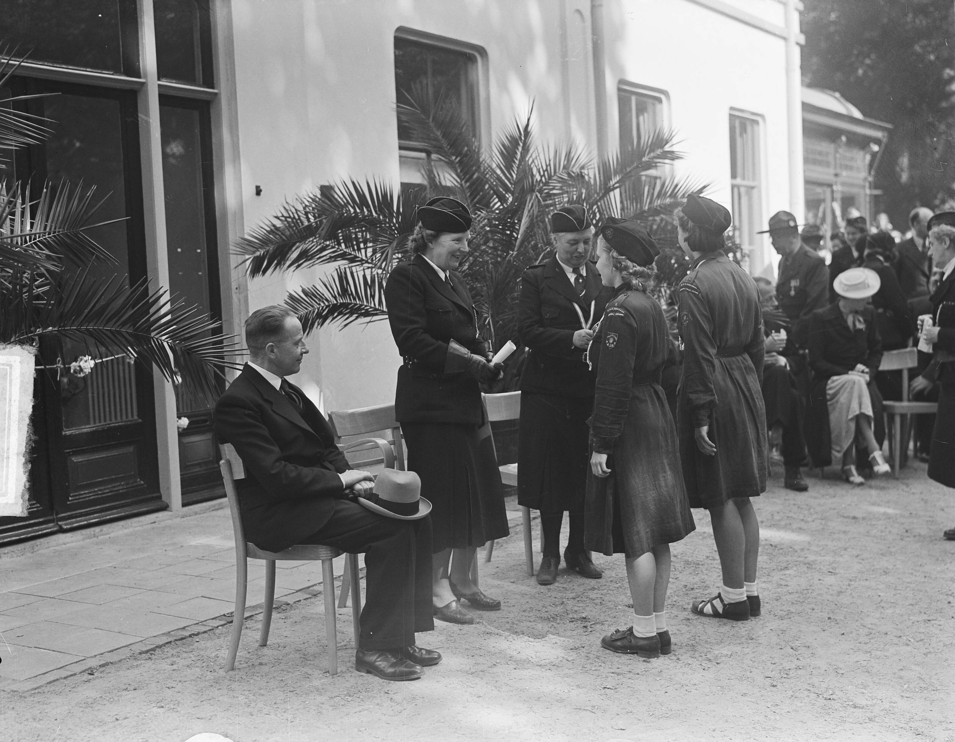 Fotocollectie Anefo — NPG Vakantiecentrum "Buitenzorg" te Baarn, aanbieding programma aan koningin Juliana — Foto: Noske, J.D. / Anefo. Licentie: Set B: Rechtenvrij / Publiek Domein. Bron: Nationaal Archief. http://hdl.handle.net/10648/a8c9c466-d0b4-102d-bcf8-003048976d84