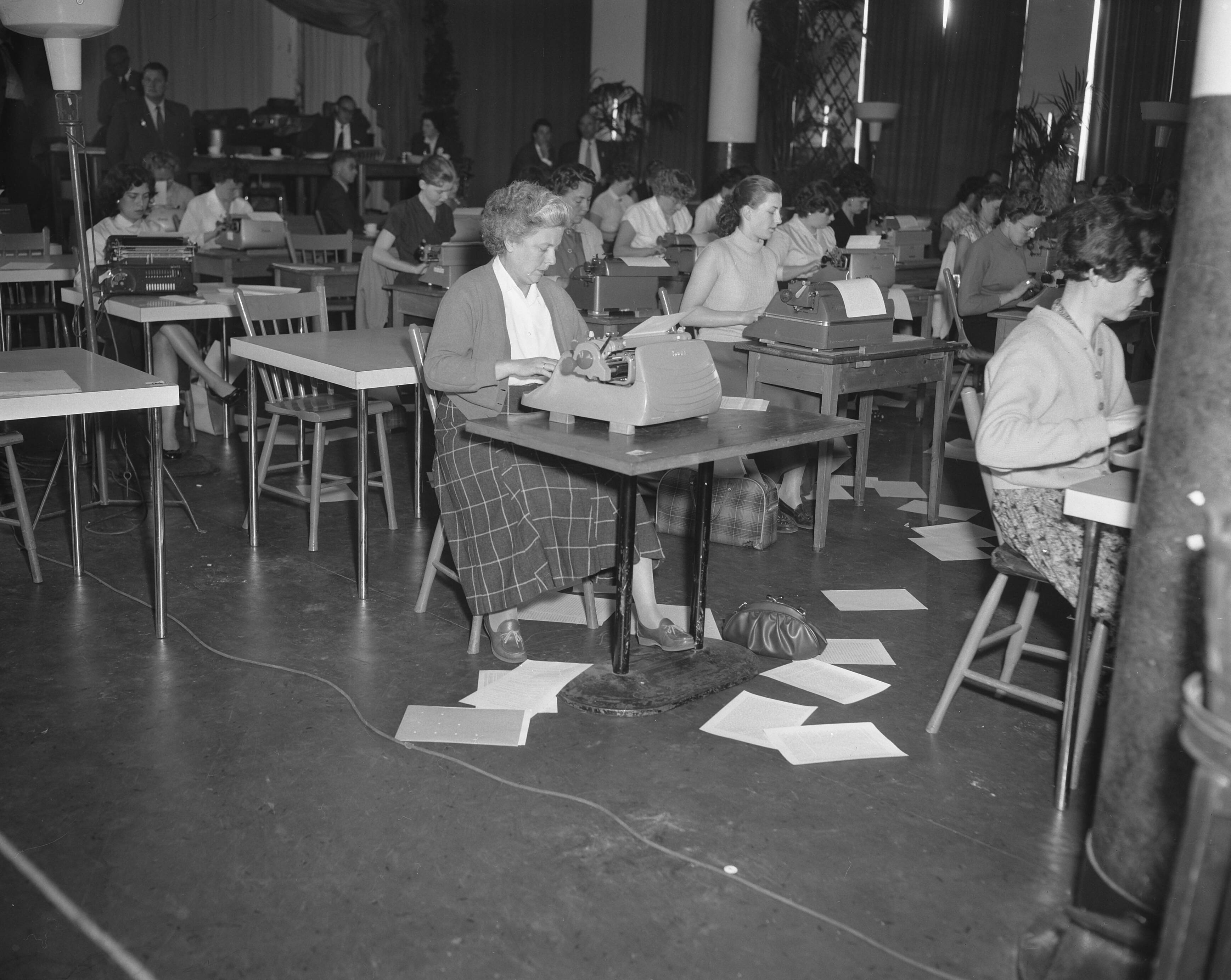 Fotocollectie Anefo — Nationale kampioenschappen typen in Den Haag — Foto: Pot, Harry / Anefo. Licentie: Set B: Rechtenvrij / Publiek Domein. Bron: Nationaal Archief. http://hdl.handle.net/10648/a94fe1d6-d0b4-102d-bcf8-003048976d84