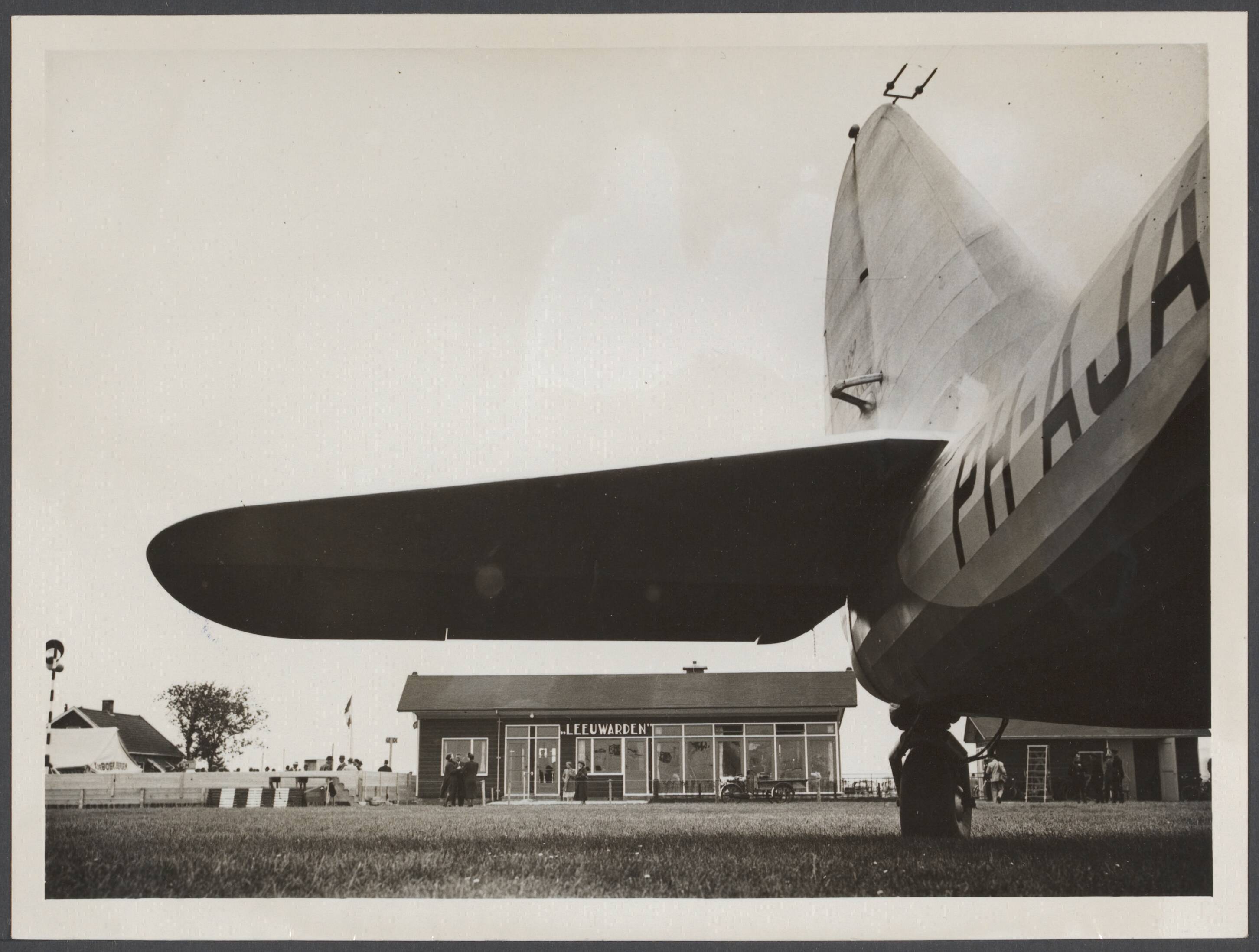 Vliegvelden - Nederland, Beek t/m Waalhaven — Leeuwarden. Het stationsgebouw van het nieuwe vliegveld — Foto: N.V. Vereenigde Fotobureaux. Licentie: Set B: Rechtenvrij / Publiek Domein. Bron: Nationaal Archief. http://hdl.handle.net/10648/15a64c21-7a83-9fb2-4636-694addb12f30