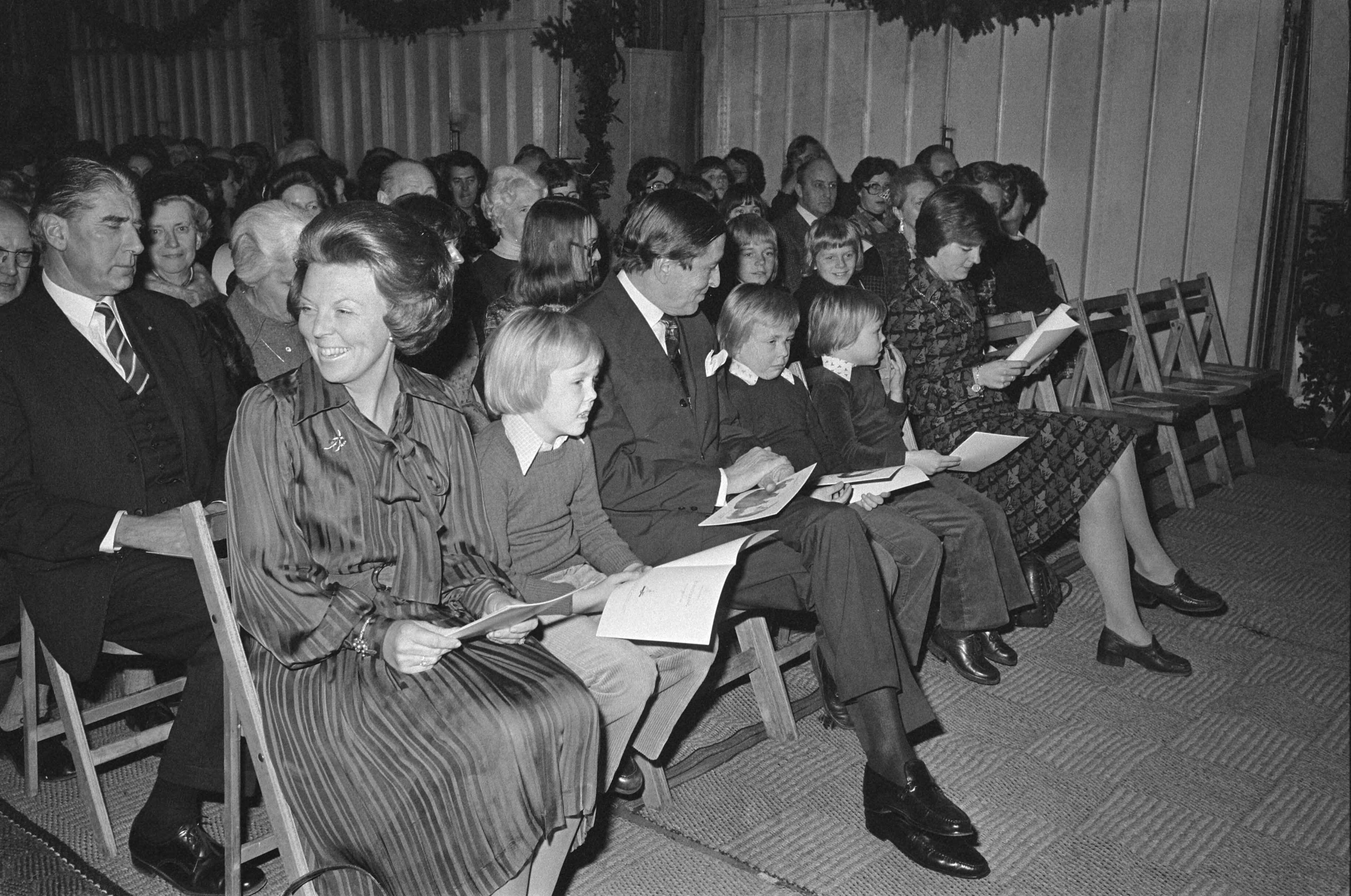 Fotocollectie Anefo — Kerstfeest Koninklijke Familie in Baarn, vlrn. prinses Beatrix, Willem Alexander, prins Claus, Johan Friso, Constantijn — Foto: Herschel, Jaap / Anefo. Licentie: Set B: Rechtenvrij / Publiek Domein. Bron: Nationaal Archief. http://hdl.handle.net/10648/ac79bd82-d0b4-102d-bcf8-003048976d84
