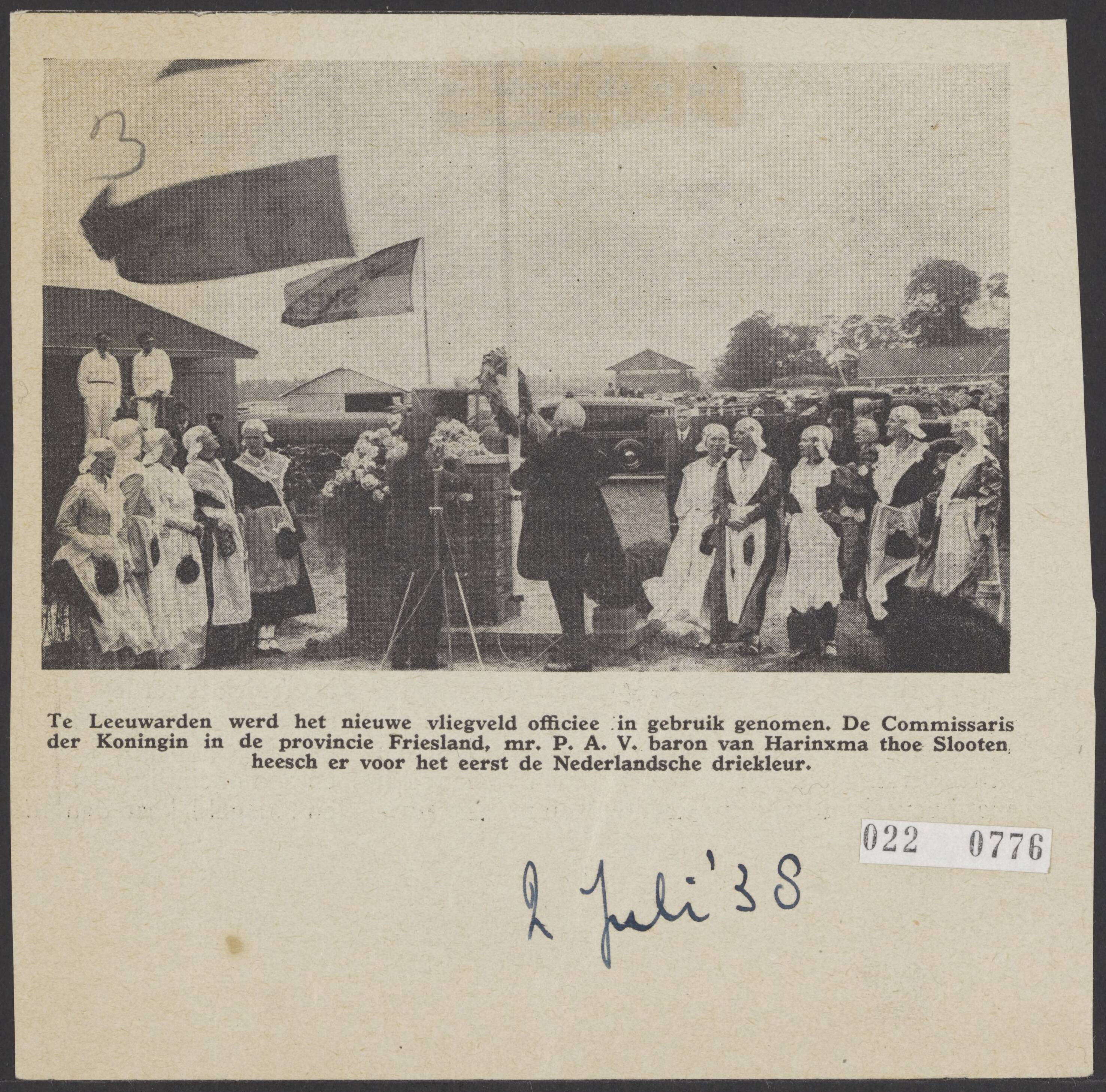Fotocollectie Elsevier Binnenland — Te Leeuwarden werd het nieuwe vliegveld in gebruik genomen. De Commissaris der Koningin in Friesland, mr. P.A.V. baron van Harinxma thoe Sloten hees er voor het eerst de Nederlandse driekleur — Foto: Onbekend / Publiek Domein of Rechtenvrij. Licentie: Set B: Rechtenvrij / Publiek Domein. Bron: Nationaal Archief. http://hdl.handle.net/10648/add31ebc-d0b4-102d-bcf8-003048976d84