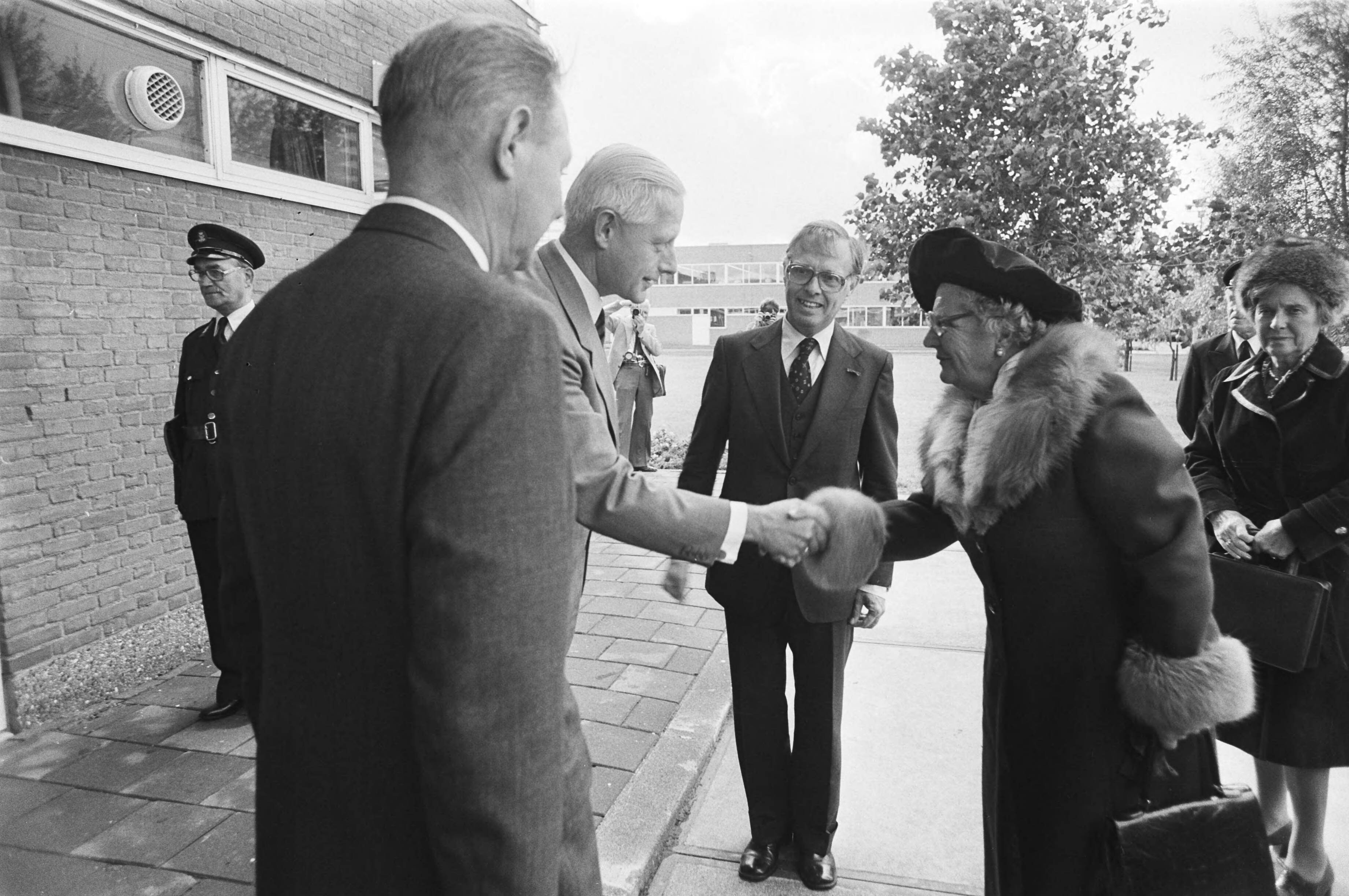 Fotocollectie Anefo — koningin Juliana bezoekt Fa. Joh. Enschede in Haarlem — Foto: Suyk, Koen / Anefo. Licentie: Set B: Rechtenvrij / Publiek Domein. Bron: Nationaal Archief. http://hdl.handle.net/10648/acbcd00e-d0b4-102d-bcf8-003048976d84