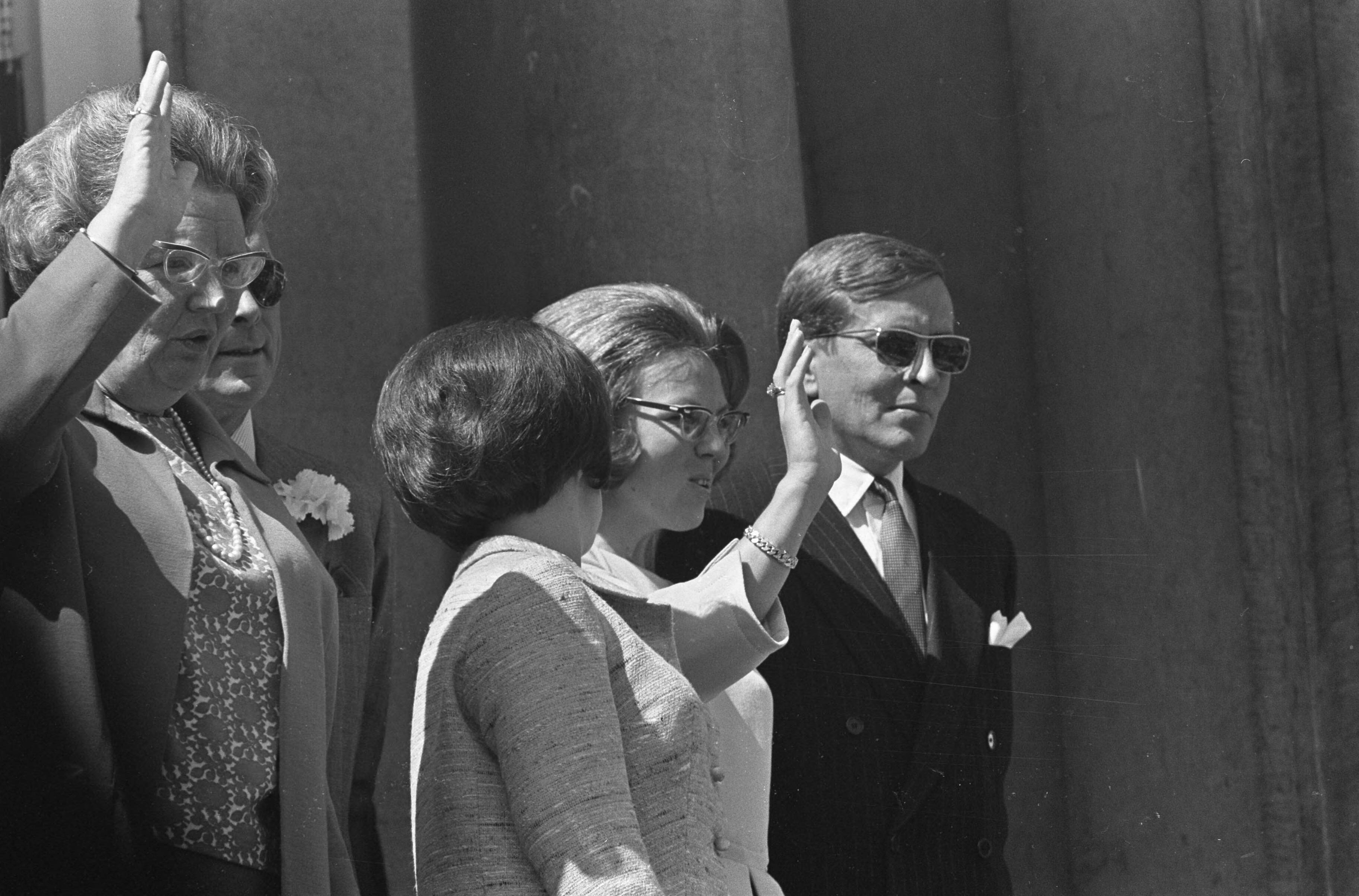 Fotocollectie Anefo — Koninginnedag, defilee op Soestdijk, Margriet en Pieter (koppen) — Foto: Kroon, Ron / Anefo. Licentie: Set B: Rechtenvrij / Publiek Domein. Bron: Nationaal Archief. http://hdl.handle.net/10648/aae7ed4a-d0b4-102d-bcf8-003048976d84