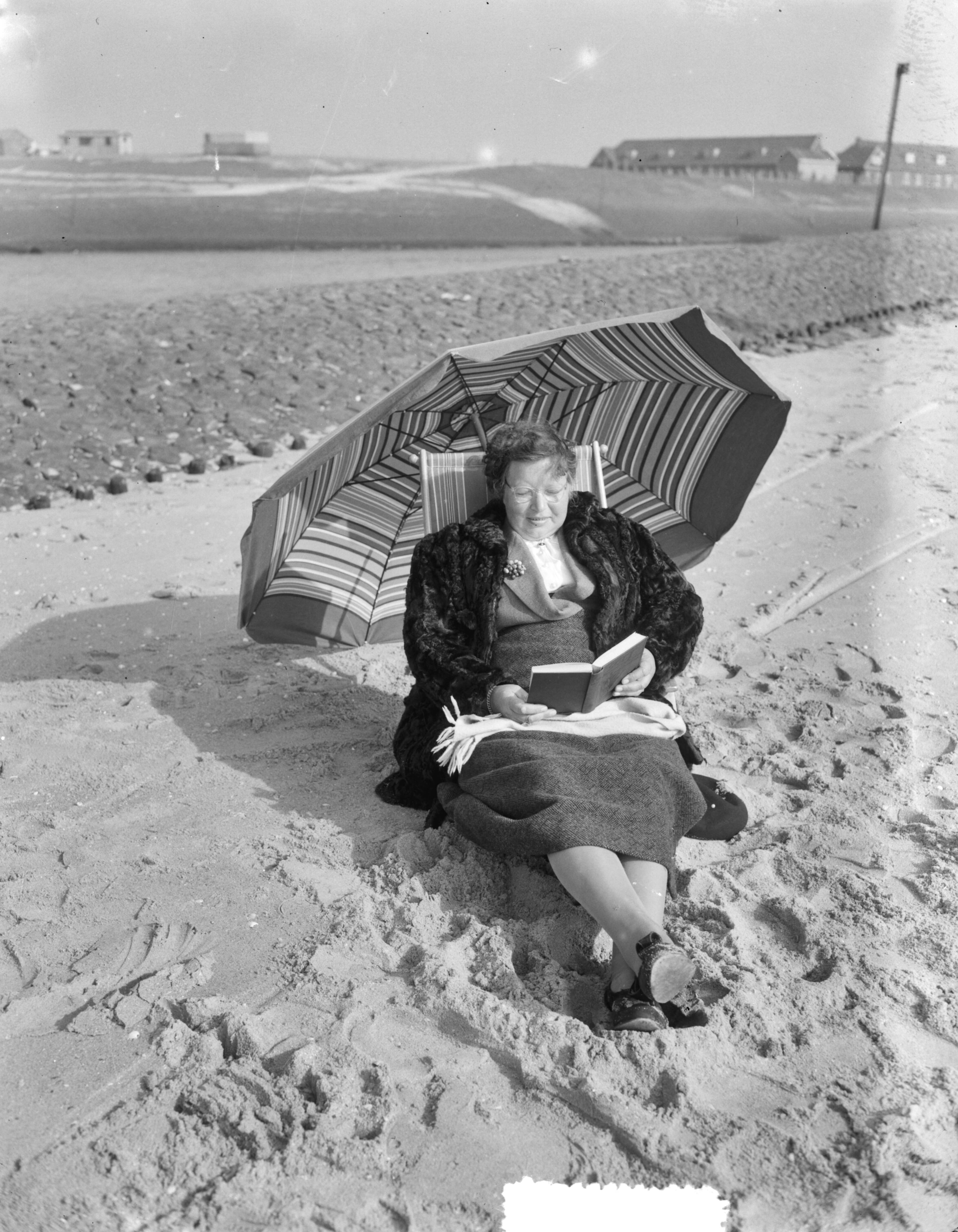 Fotocollectie Anefo — Late zomerdag strand Scheveningen — Foto: Duinen, G.W. van / Anefo. Licentie: Set B: Rechtenvrij / Publiek Domein. Bron: Nationaal Archief. http://hdl.handle.net/10648/a91405da-d0b4-102d-bcf8-003048976d84