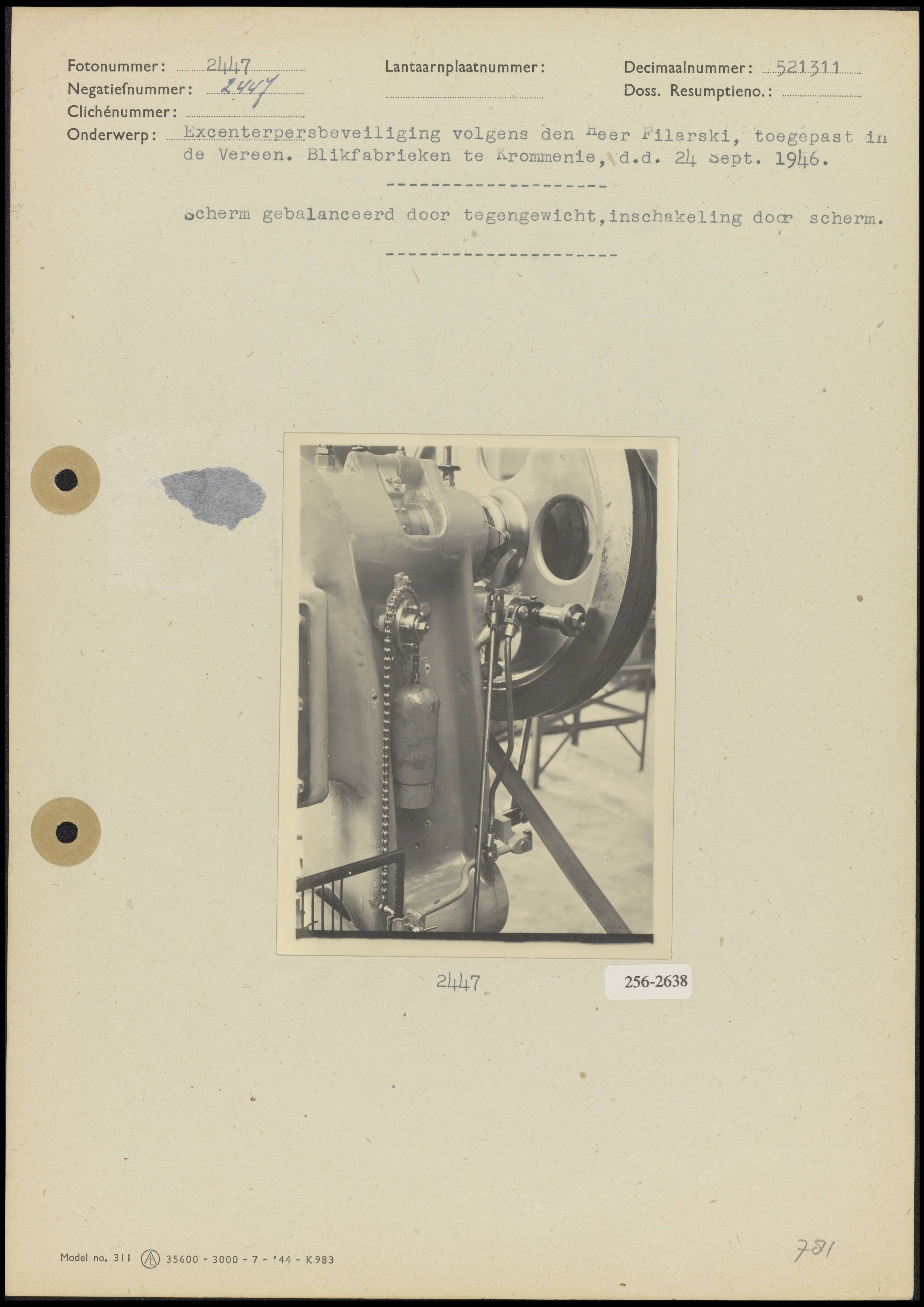 Beveiliging van excenterpersen — Excenterpersbeveiliging naar ontwerp van Filarski, toegepast in de Verenigde Blikfabrieken te Krommenie; scherm gebalanceerd door tegengewicht, inschakeling door scherm — Foto: Onbekend / Publiek Domein of Rechtenvrij. Licentie: Set B: Rechtenvrij / Publiek Domein. Bron: Nationaal Archief. http://hdl.handle.net/10648/b0171976-d0b4-102d-bcf8-003048976d84