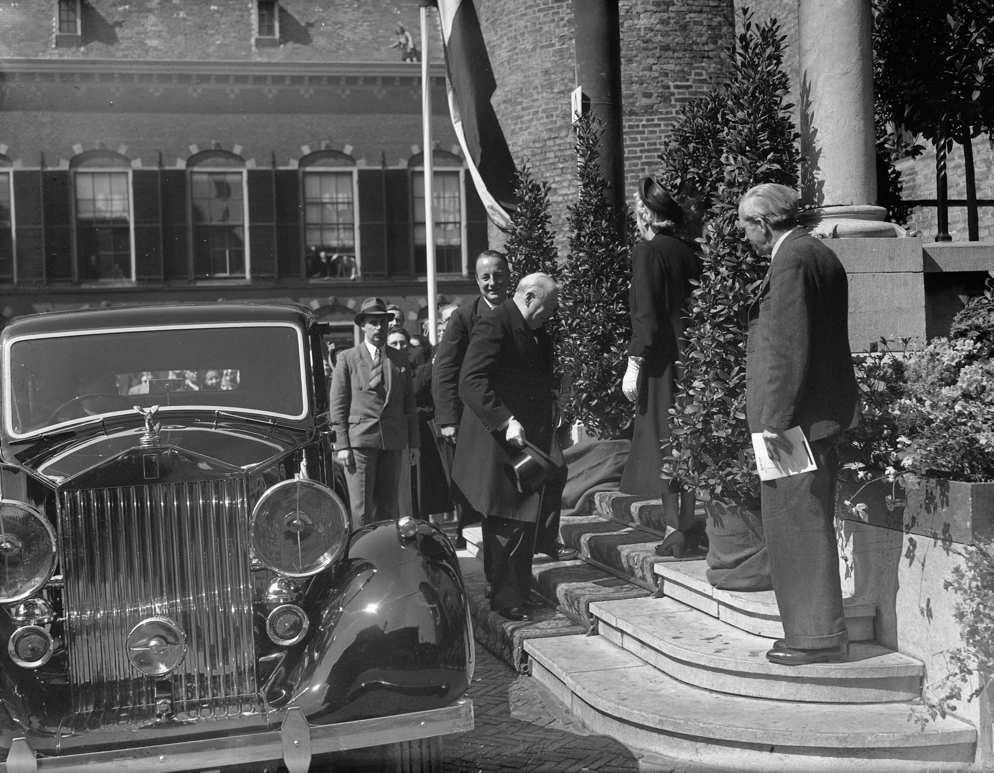 Fotocollectie Anefo — Europa Congres Ridderzaal Den Haag. Aankomst Churchill — Foto: Oorschot, […] van / Anefo. Licentie: Set B: Rechtenvrij / Publiek Domein. Bron: Nationaal Archief. http://hdl.handle.net/10648/a8b688b0-d0b4-102d-bcf8-003048976d84