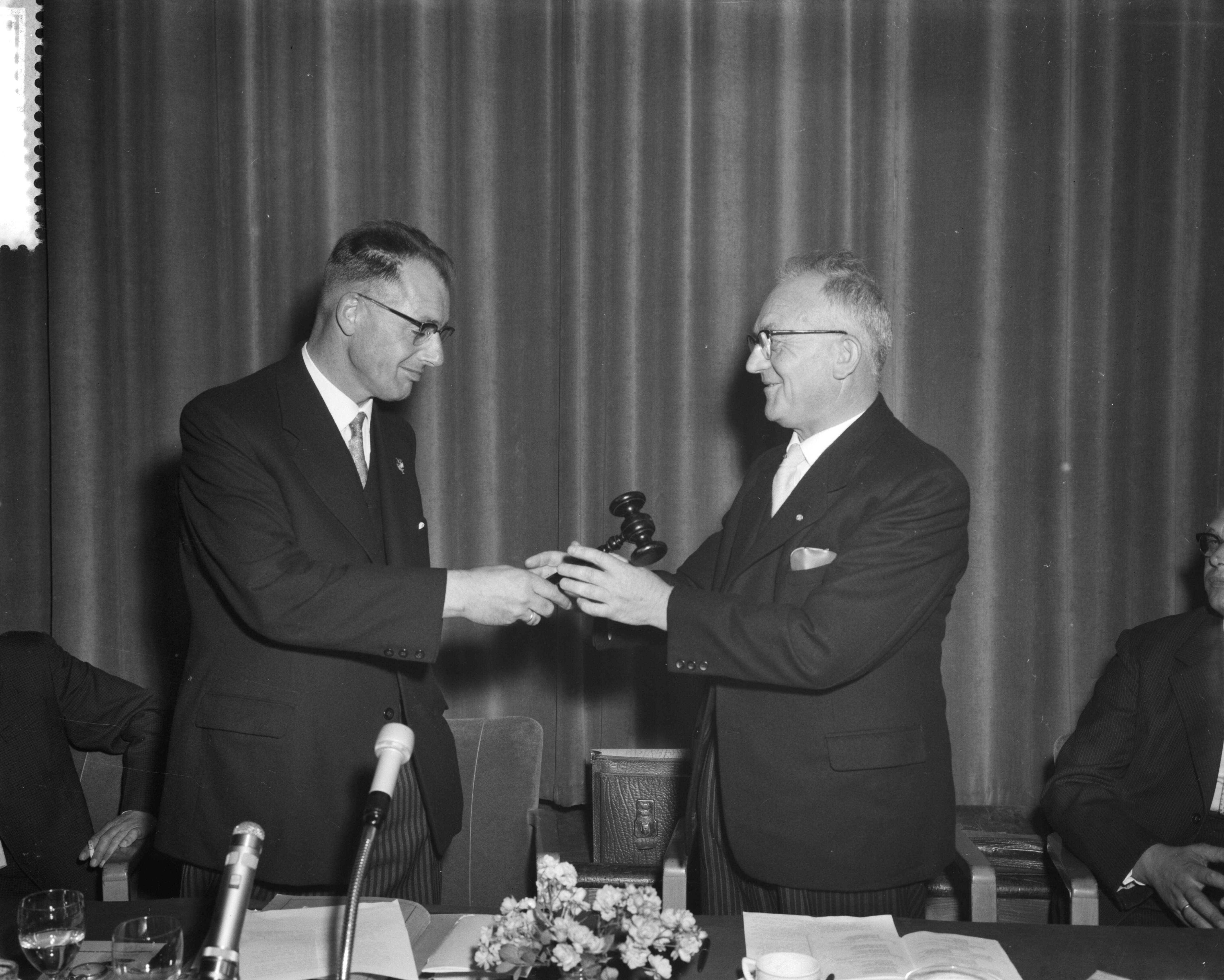 Fotocollectie Anefo — Verkiezing in de algemene ledenvergadering van het CNV te Utrecht van een nieuwe voorzitter, oud-voorzitter M. Ruppert (links) overhandigt de voorzittershamer aan de nieuwe voorzitter C. J. van Mastrigt — Foto: Pot, Harry / Anefo. Licentie: Set B: Rechtenvrij / Publiek Domein. Bron: Nationaal Archief. http://hdl.handle.net/10648/a99e0db6-d0b4-102d-bcf8-003048976d84