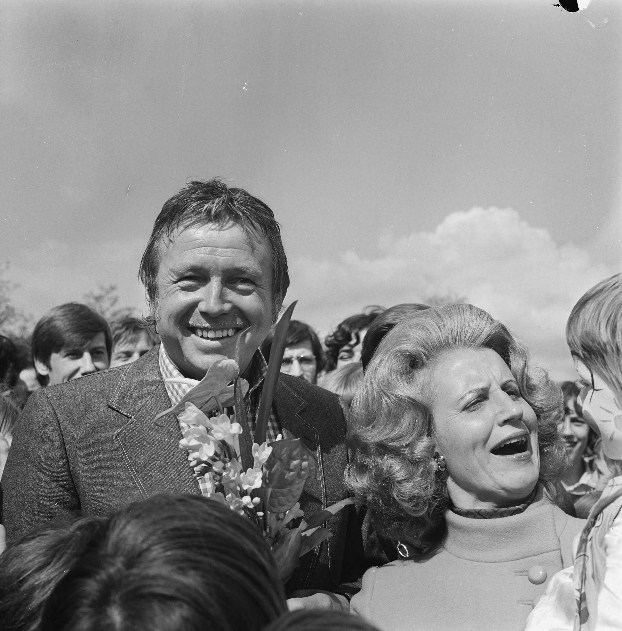 Fotocollectie Anefo — Toon Hermansdag in Haaren, Toon Hermans en mevrouw Schmelzer — Foto: Mieremet, Rob / Anefo. Licentie: Set B: Rechtenvrij / Publiek Domein. Bron: Nationaal Archief. http://hdl.handle.net/10648/ac2c079a-d0b4-102d-bcf8-003048976d84