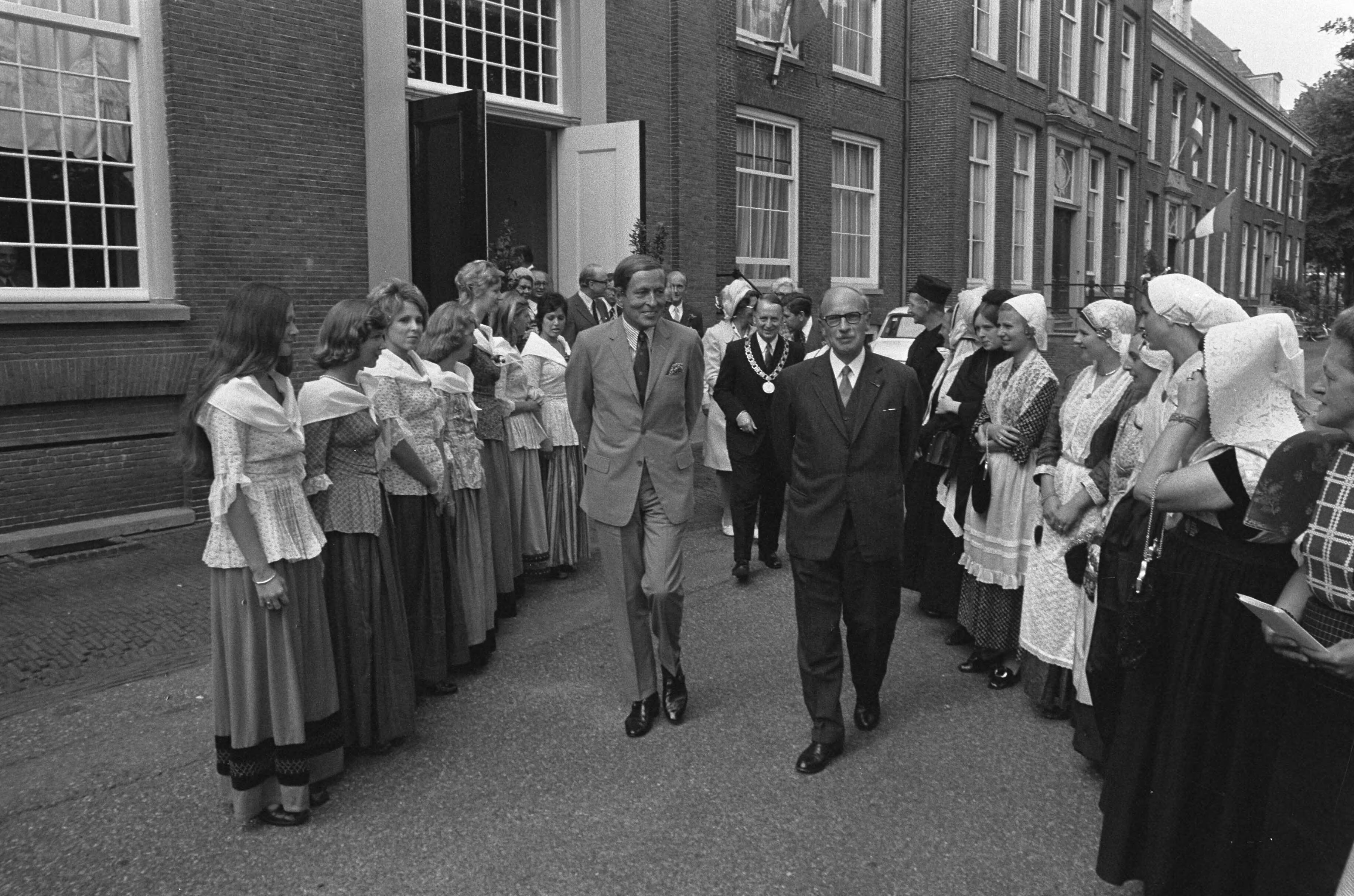 Fotocollectie Anefo — Prins Claus opent gebouw Rijksdienst voor de Monumentenzorg te Zeist, Claus en Minister Van Doorn lopen tussen vrouwen in kostuum — Foto: Verhoeff, Bert / Anefo. Licentie: Set B: Rechtenvrij / Publiek Domein. Bron: Nationaal Archief. http://hdl.handle.net/10648/ac355a98-d0b4-102d-bcf8-003048976d84