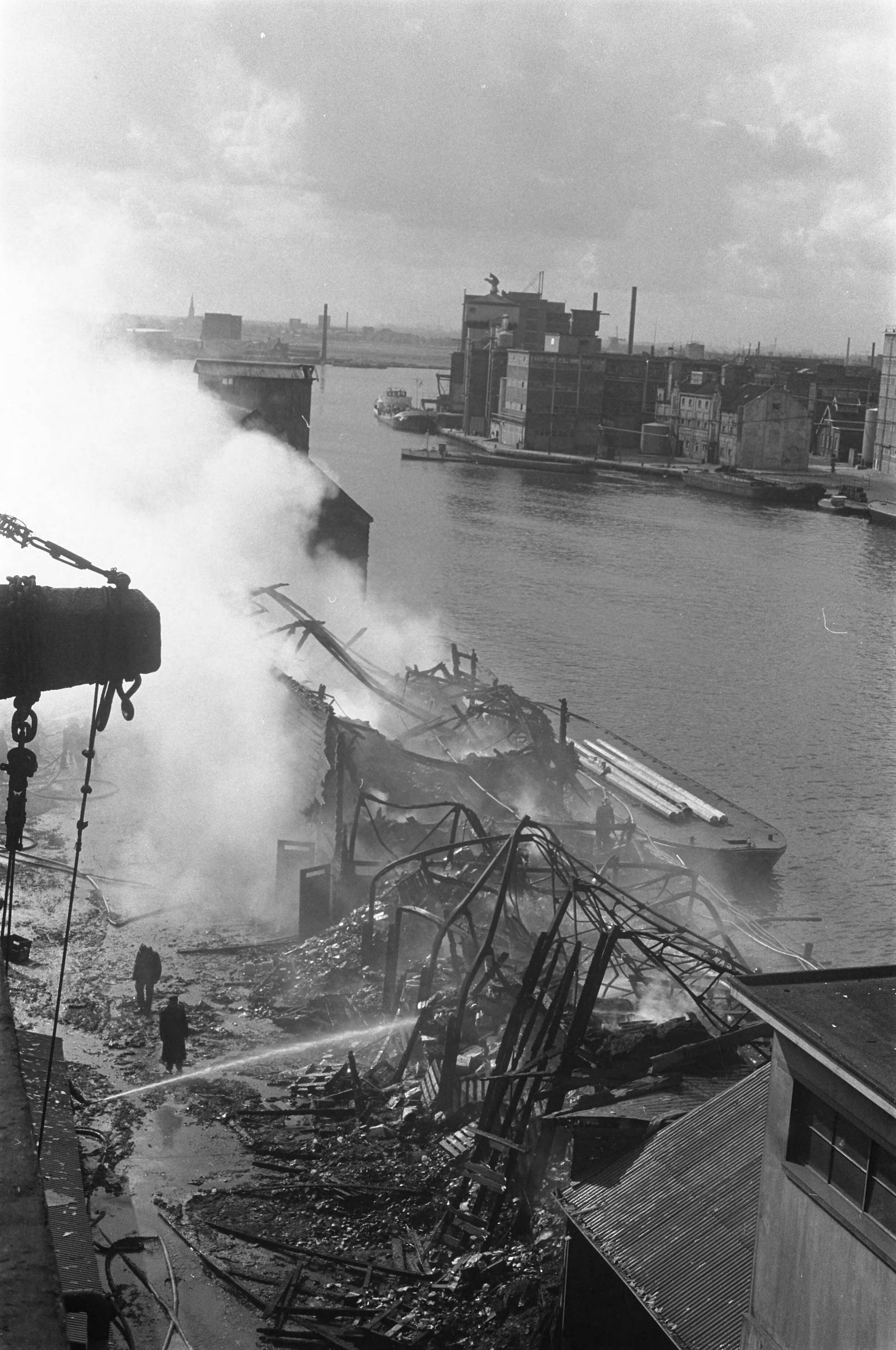 Fotocollectie Anefo — Brand in Wormerveer. Blussingswerkzaamheden — Foto: Pot, Harry / Anefo. Licentie: Set B: Rechtenvrij / Publiek Domein. Bron: Nationaal Archief. http://hdl.handle.net/10648/a9de772a-d0b4-102d-bcf8-003048976d84