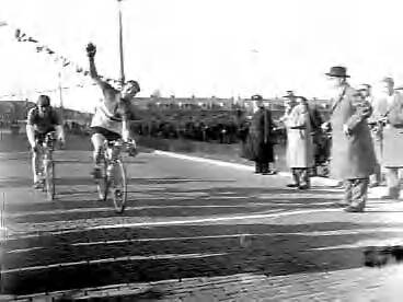 Fotocollectie Anefo — Ronde van Noord-Holland . Wielrennen. Eerste Joop van der Putten uit Den Haag , tweede Coen Niesten uit Beverwijk — Foto: Pot, Harry / Anefo. Licentie: Set B: Rechtenvrij / Publiek Domein. Bron: Nationaal Archief. http://hdl.handle.net/10648/a95c6244-d0b4-102d-bcf8-003048976d84