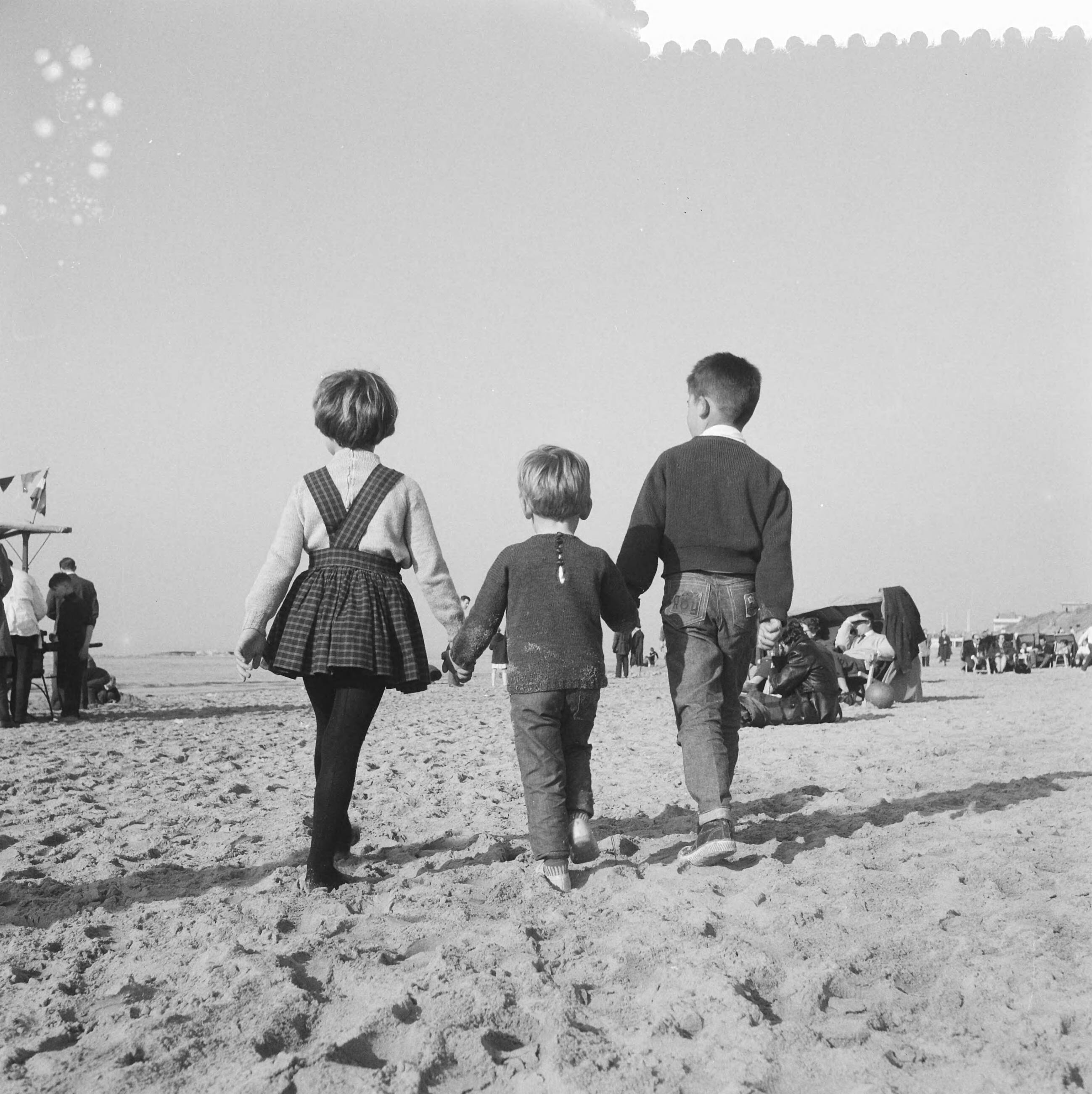 Fotocollectie Anefo — Drukte op het strand te Zandvoort — Foto: Lindeboom, Henk / Anefo. Licentie: Set B: Rechtenvrij / Publiek Domein. Bron: Nationaal Archief. http://hdl.handle.net/10648/a9aa0fd0-d0b4-102d-bcf8-003048976d84