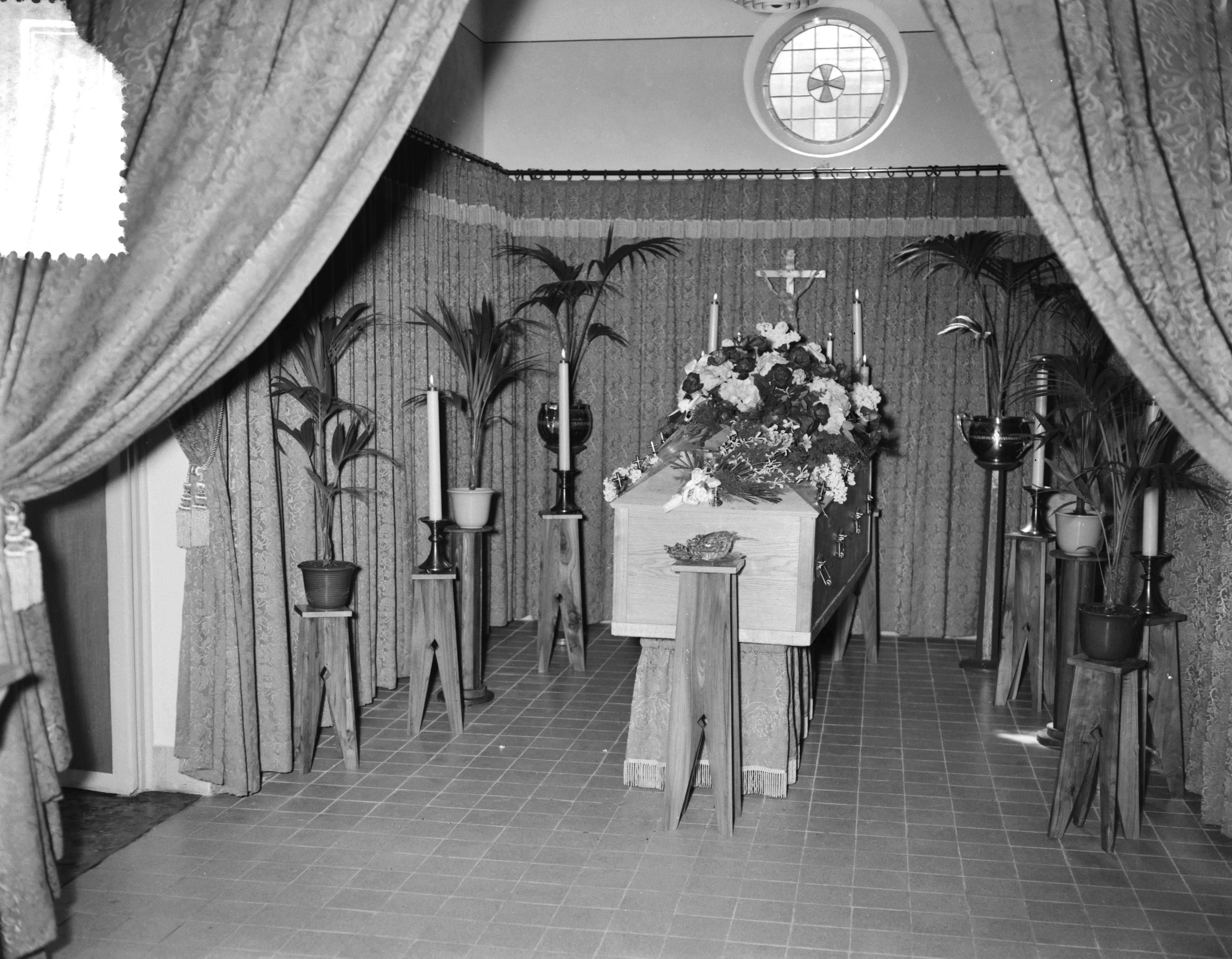 Fotocollectie Anefo — Leon Jungschläger opgebaard in een Chapelle Ardente te Maastricht — Foto: Rossem, Wim van / Anefo. Licentie: Set B: Rechtenvrij / Publiek Domein. Bron: Nationaal Archief. http://hdl.handle.net/10648/a9479b8e-d0b4-102d-bcf8-003048976d84