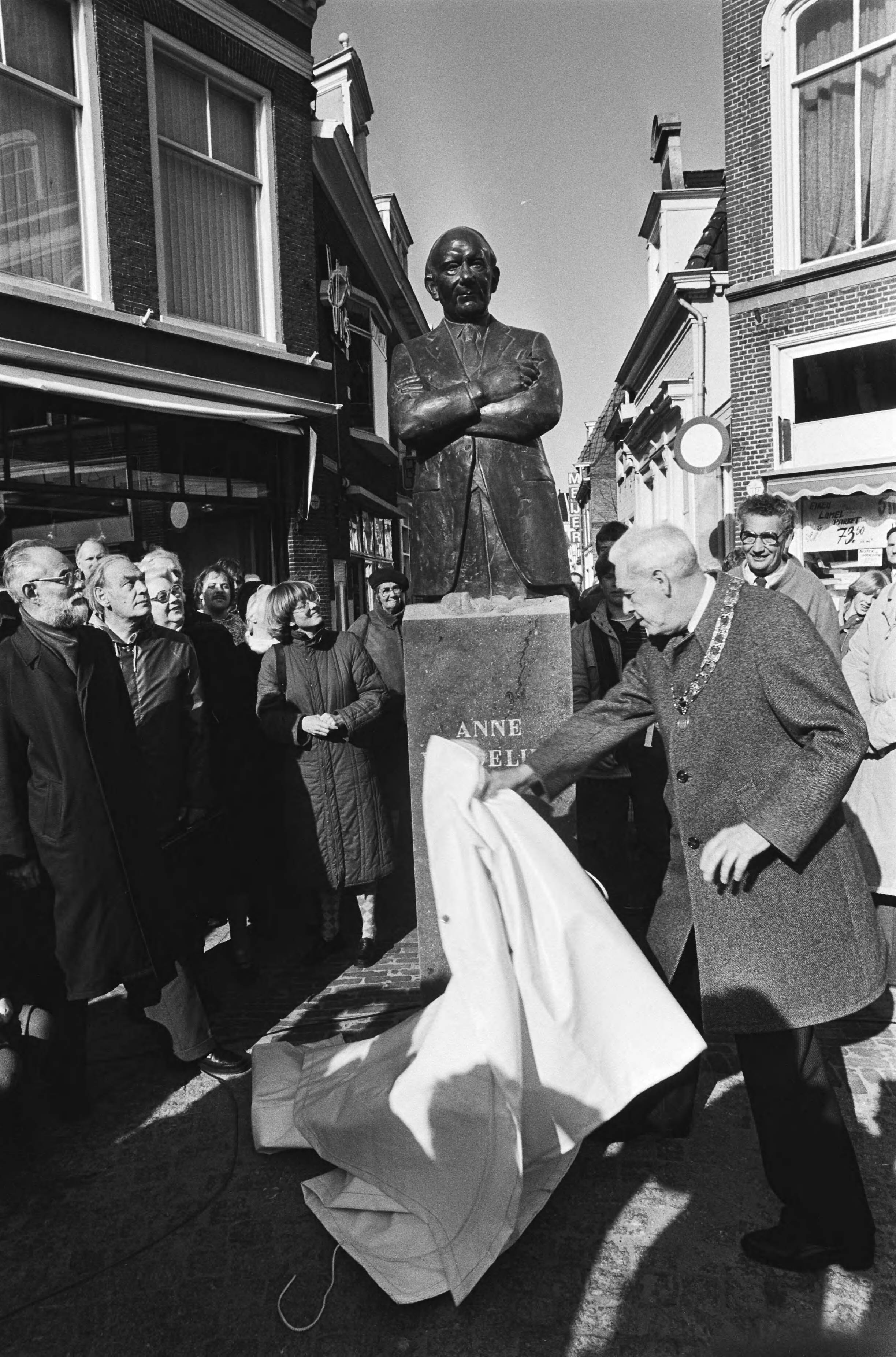Beeld in Leeuwarden onthuld van vroegere II Kamer voorz. dr. Anne Vondeling die in 79 door ongeluk om het leven kwam — Minister Ed van Thijn, (PvdA) Cornelis Brandsma (PvdA) minister Joop Den Uyl (PvdA) zijn aanwezig bij de onthulling — Foto: Dijk, Hans van / Anefo. Licentie: Set B: Rechtenvrij / Publiek Domein. Bron: Nationaal Archief. http://hdl.handle.net/10648/ad1179c4-d0b4-102d-bcf8-003048976d84