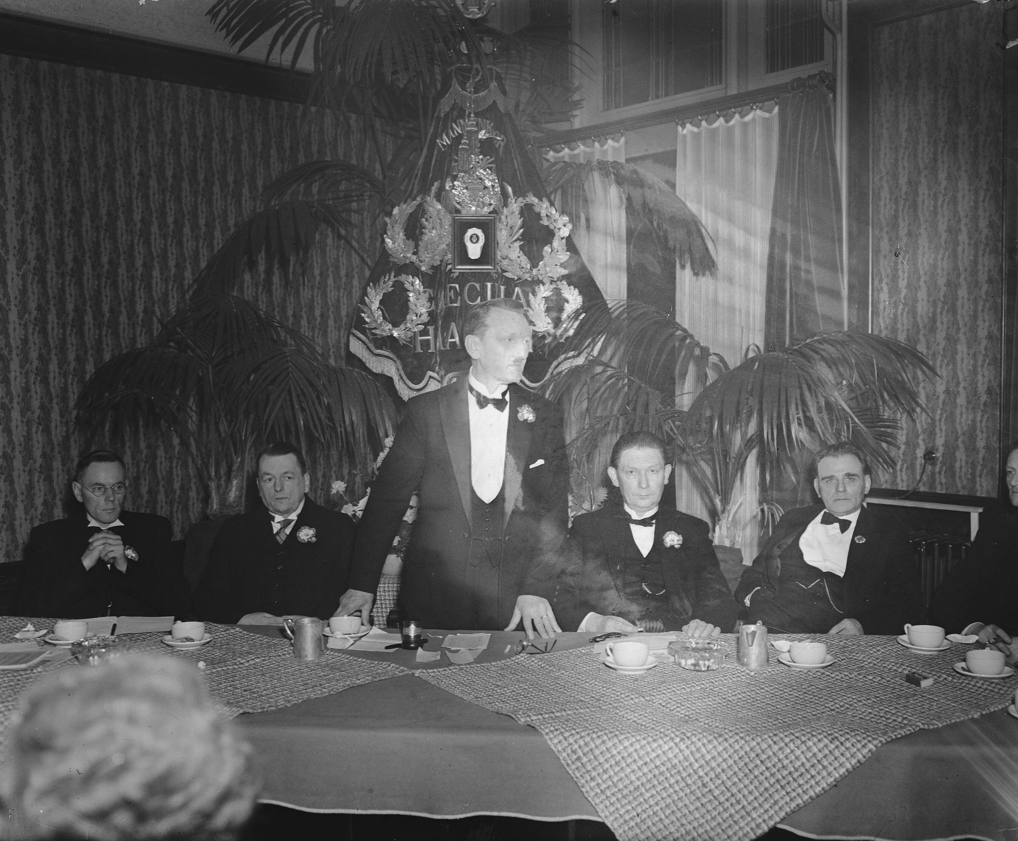Fotocollectie Anefo — 50-jarig bestaan van de Mannenzangvereniging "Caecilia" te Haarlem. Toespraak bestuur — Foto: Wisman, Bram / Anefo. Licentie: Set B: Rechtenvrij / Publiek Domein. Bron: Nationaal Archief. http://hdl.handle.net/10648/a8a435de-d0b4-102d-bcf8-003048976d84