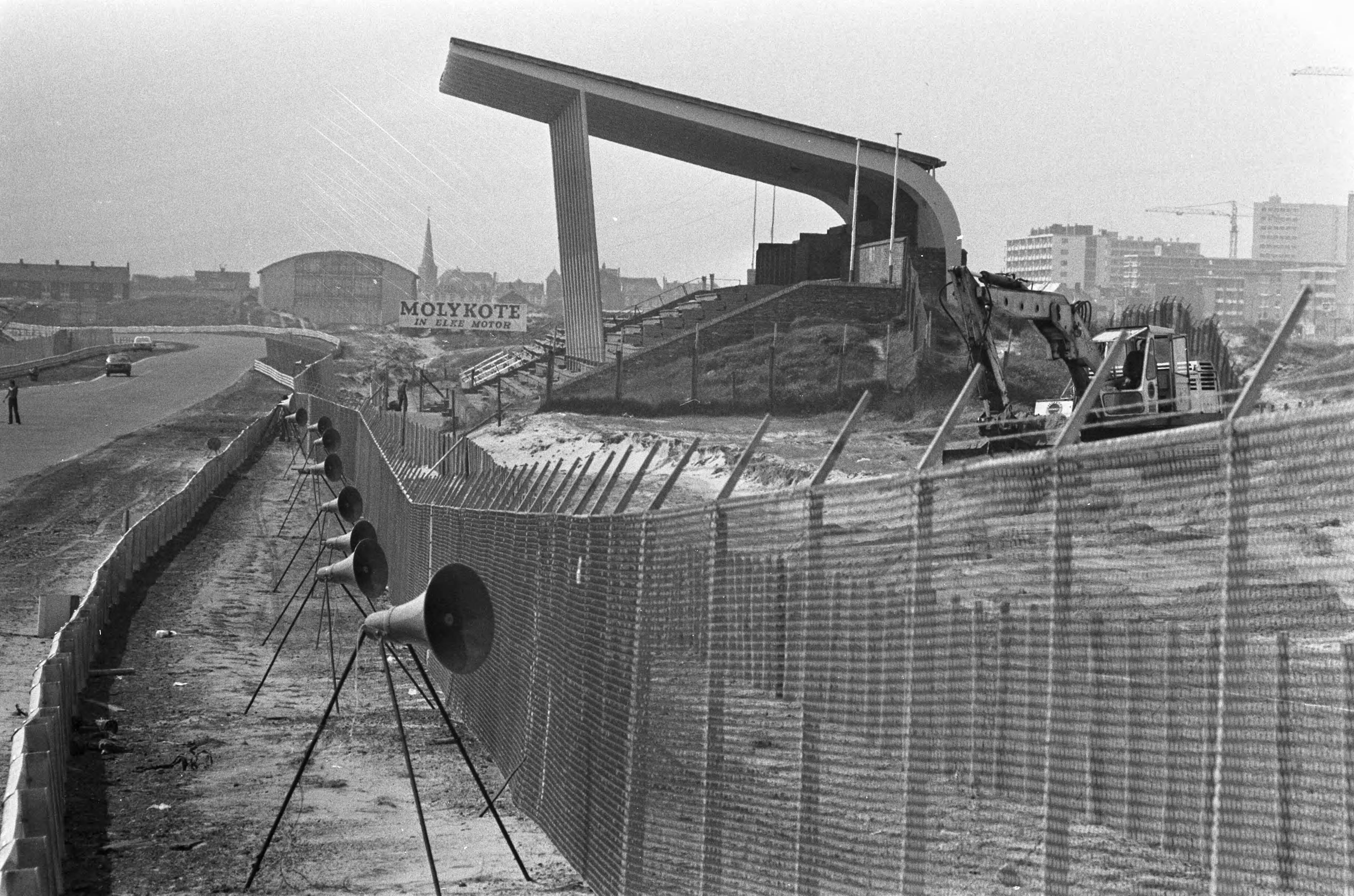 Fotocollectie Anefo — Circuit van Zandvoort vernieuwd, nieuwe vangrails en hekken bij tribune — Foto: Peters, Hans / Anefo. Licentie: Set B: Rechtenvrij / Publiek Domein. Bron: Nationaal Archief. http://hdl.handle.net/10648/ac2c9f5c-d0b4-102d-bcf8-003048976d84