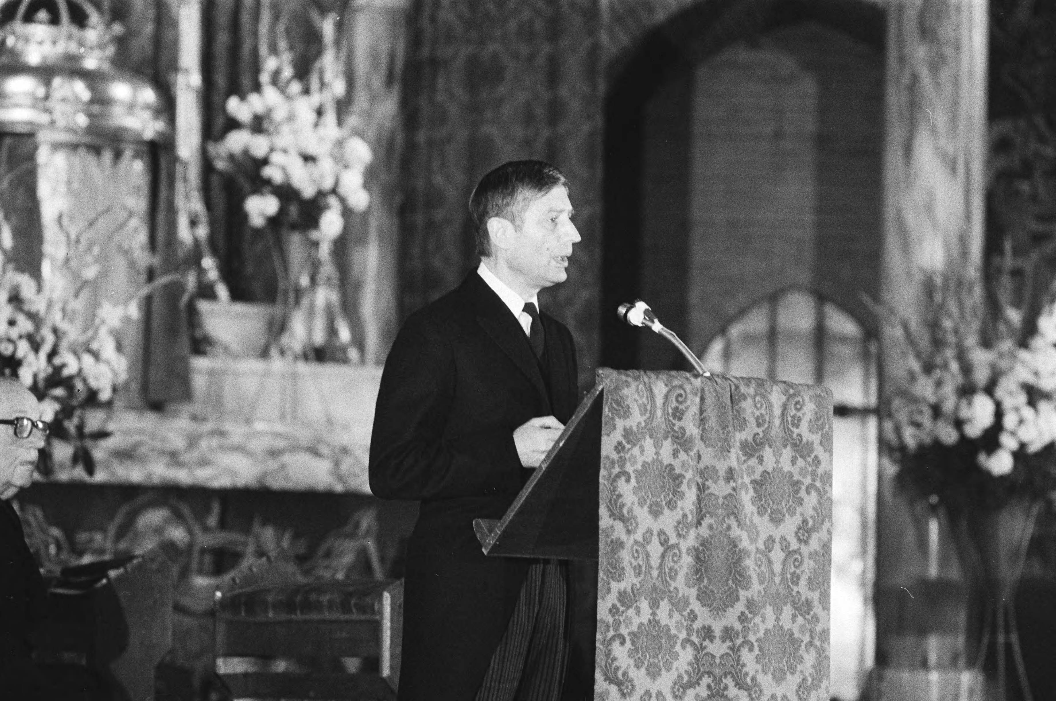 Begrafenis minister Peijnenburg in Den Haag — Premier van Agt voert het woord — Foto: Suyk, Koen / Anefo. Licentie: Set B: Rechtenvrij / Publiek Domein. Bron: Nationaal Archief. http://hdl.handle.net/10648/acc790ca-d0b4-102d-bcf8-003048976d84