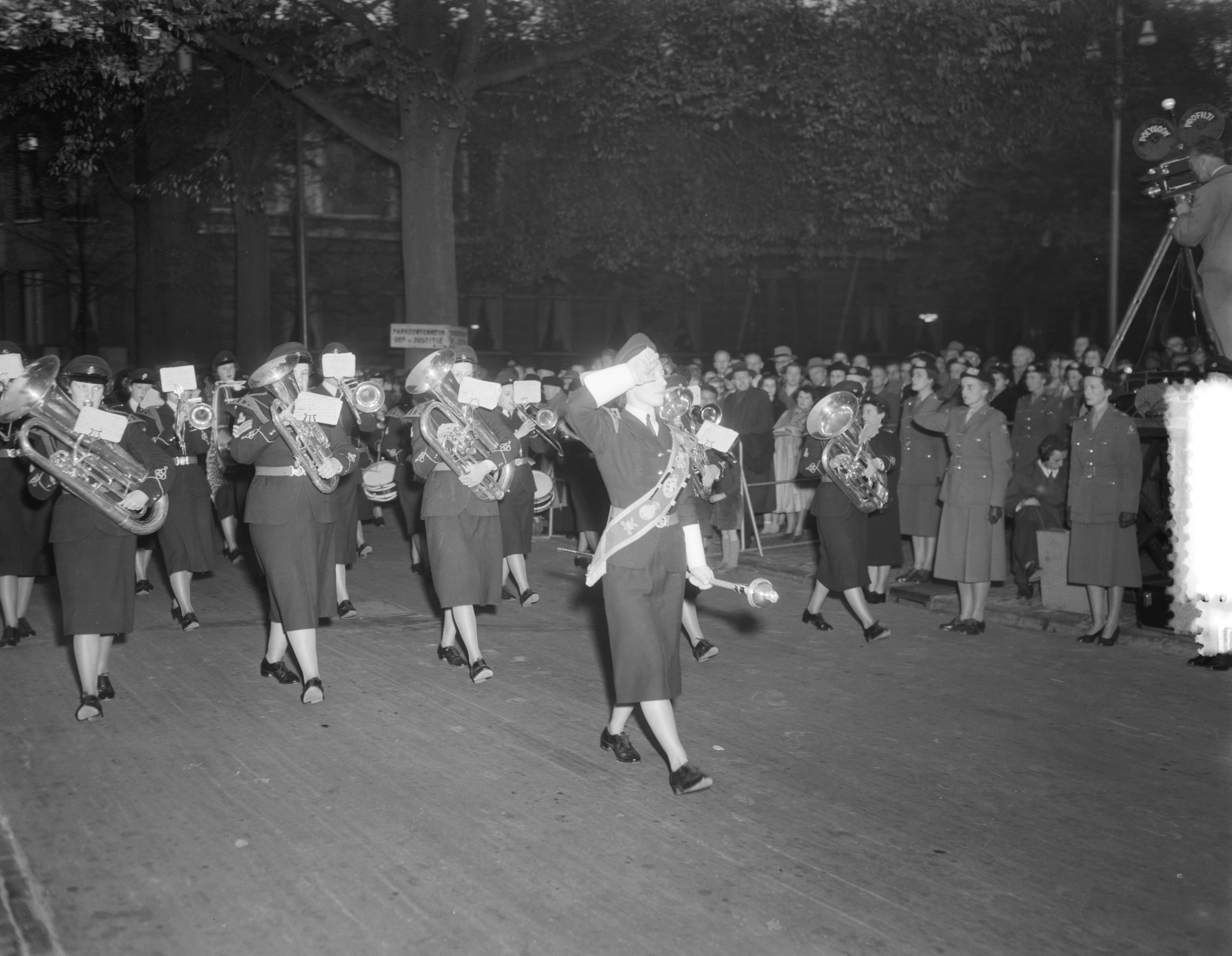 Fotocollectie Anefo — Bezoek muziekkorps van Womans Royal Army Corps (WRAC) aan Den Haag — Foto: Duinen, G.W. van / Anefo. Licentie: Set B: Rechtenvrij / Publiek Domein. Bron: Nationaal Archief. http://hdl.handle.net/10648/a91628ec-d0b4-102d-bcf8-003048976d84