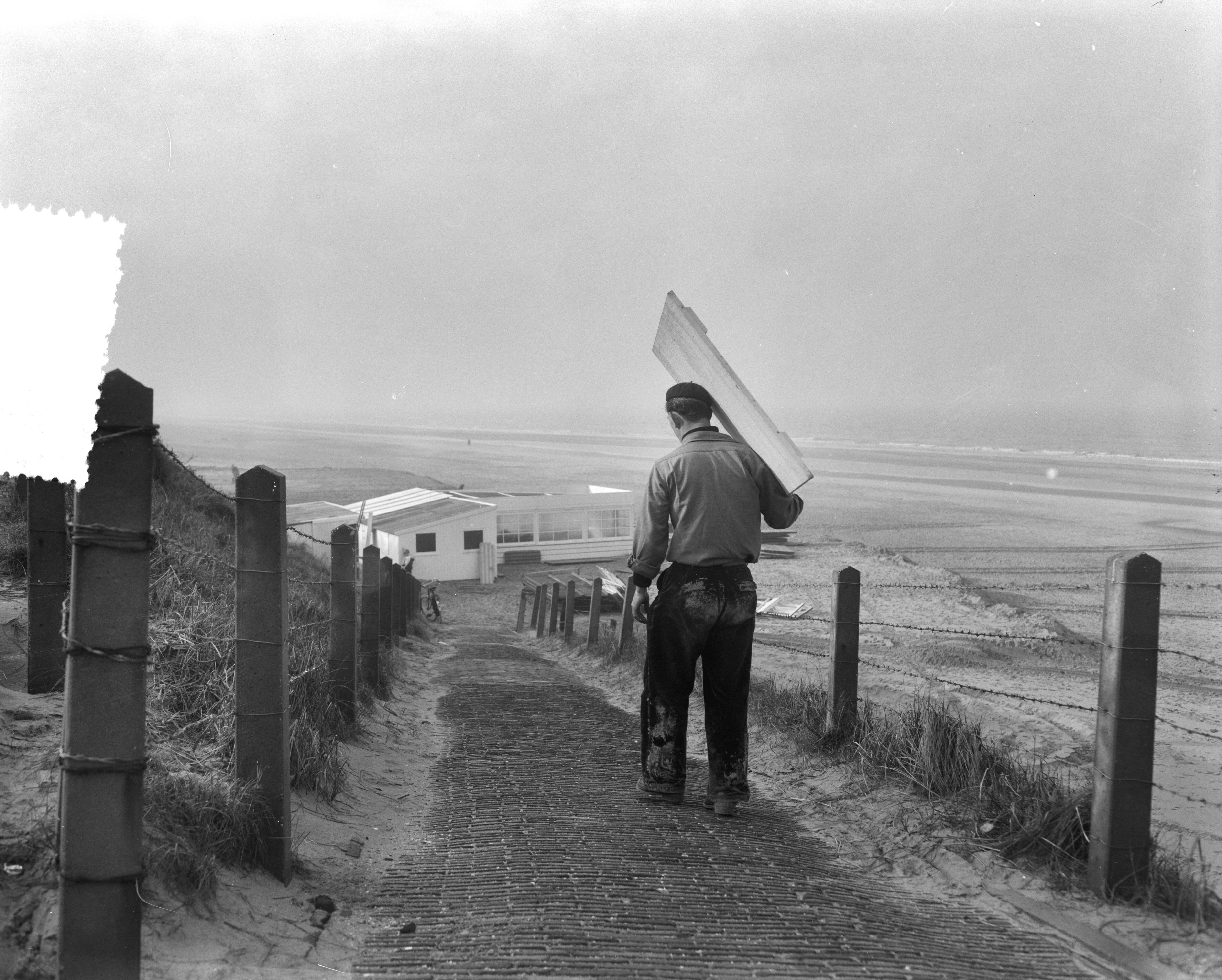 Fotocollectie Anefo — Opbouw strandtenten te Zandvoort — Foto: Pot, Harry / Anefo. Licentie: Set B: Rechtenvrij / Publiek Domein. Bron: Nationaal Archief. http://hdl.handle.net/10648/a958daac-d0b4-102d-bcf8-003048976d84