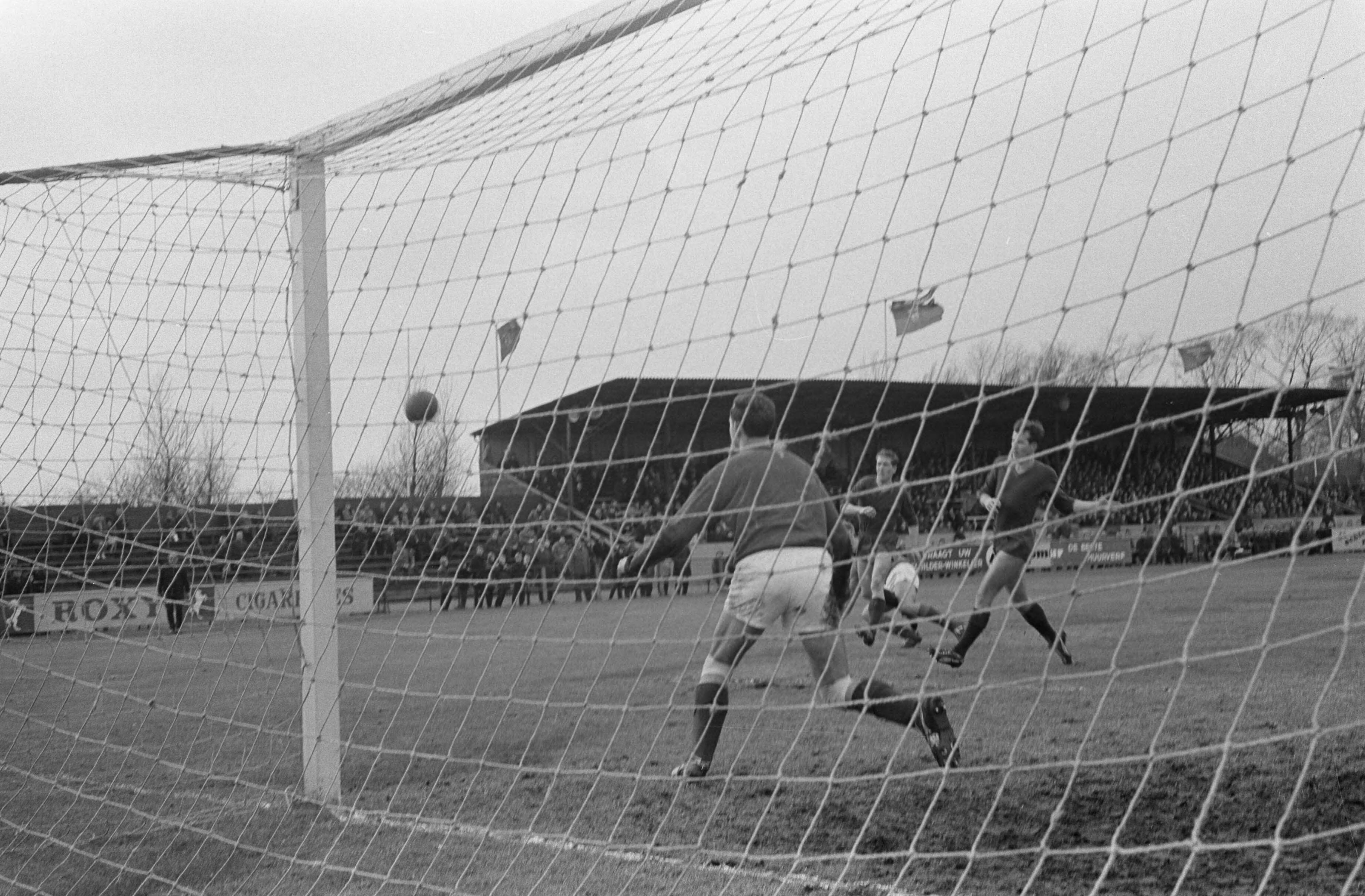 Fotocollectie Anefo — Voetbal. Vriendschappelijke wedstrijd Haarlem tegen Volendam 0-2. Spelmoment — Foto: Pot, Harry / Anefo. Licentie: Set B: Rechtenvrij / Publiek Domein. Bron: Nationaal Archief. http://hdl.handle.net/10648/aa2d2eba-d0b4-102d-bcf8-003048976d84
