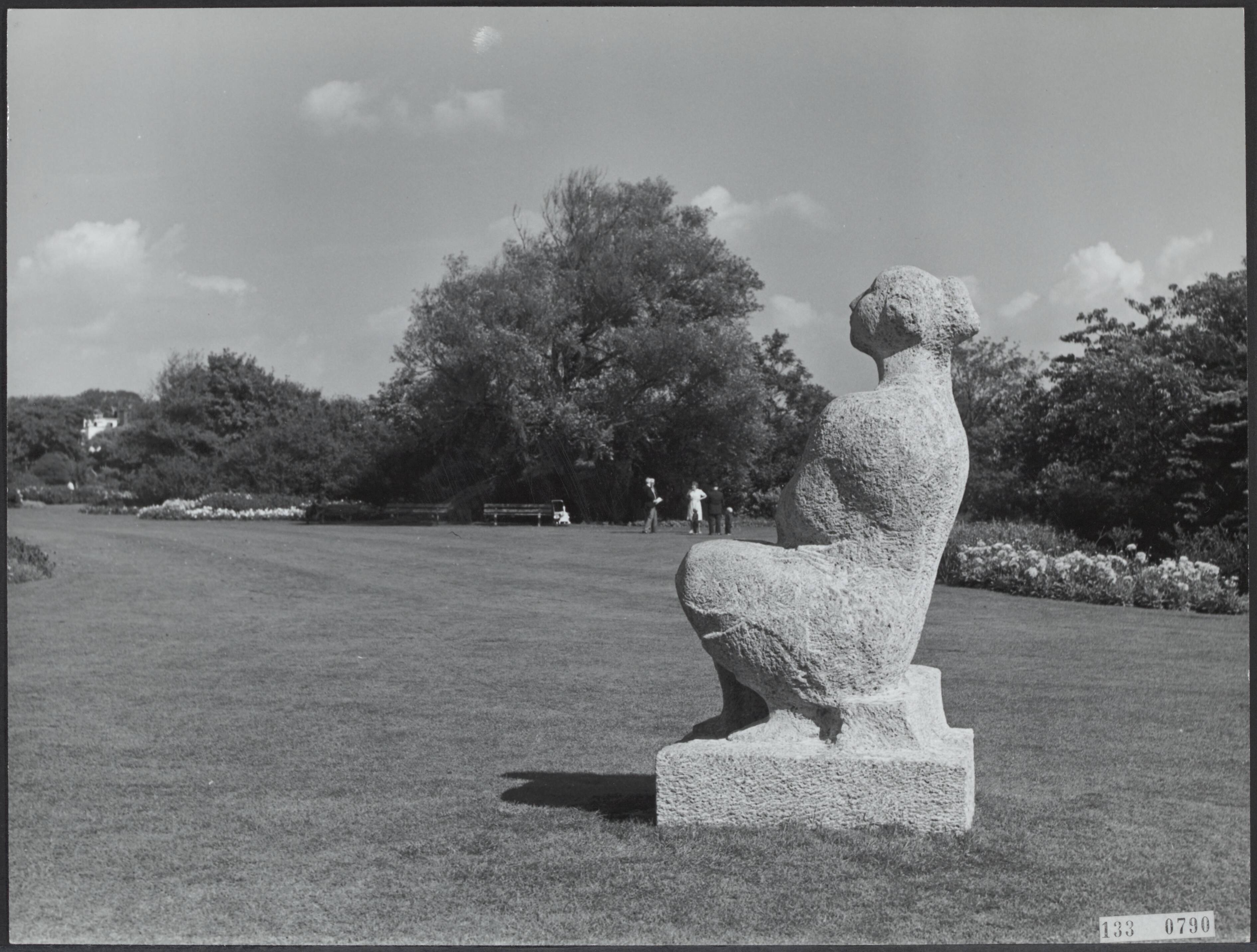 Fotocollectie Rijksvoorlichtingsdienst Eigen — Den Haag. Westbroekpark: beeld van zittende vrouw van kunstenaar Theo van der Nahmer (1917-1980) — Foto: Fotodienst Gemeente Den Haag. Licentie: Set B: Rechtenvrij / Publiek Domein. Bron: Nationaal Archief. http://hdl.handle.net/10648/af5a8c7a-d0b4-102d-bcf8-003048976d84