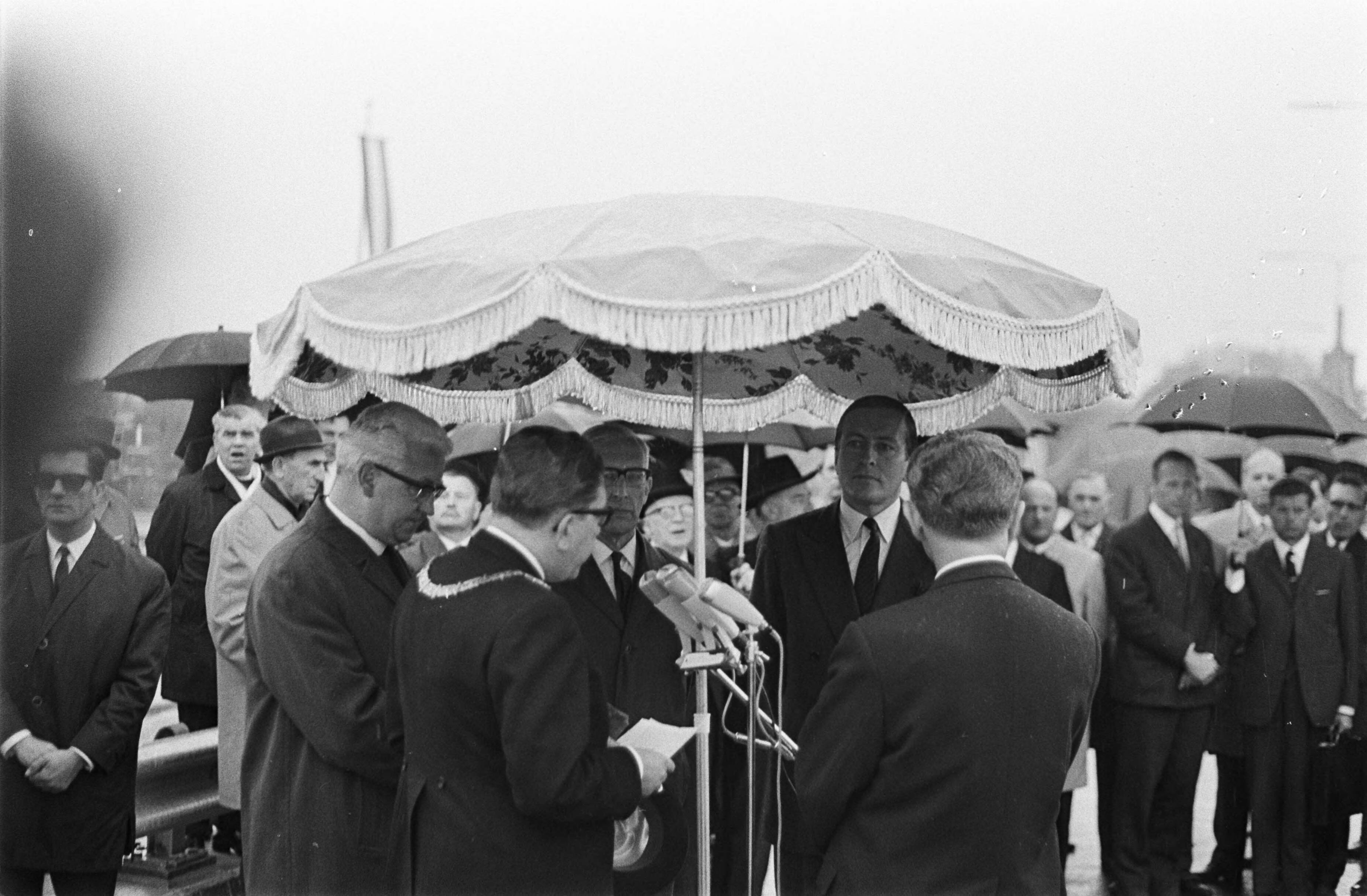 Fotocollectie Anefo — Prins Claus opende John F. Kennedy brug te Maastricht. Prins Claus , burgemeester Maastricht en commissaris van Limburg mr. Ch. J. M. A. van Rooy — Foto: Nijs, Jac. de / Anefo. Licentie: Set B: Rechtenvrij / Publiek Domein. Bron: Nationaal Archief. http://hdl.handle.net/10648/ab3fc376-d0b4-102d-bcf8-003048976d84