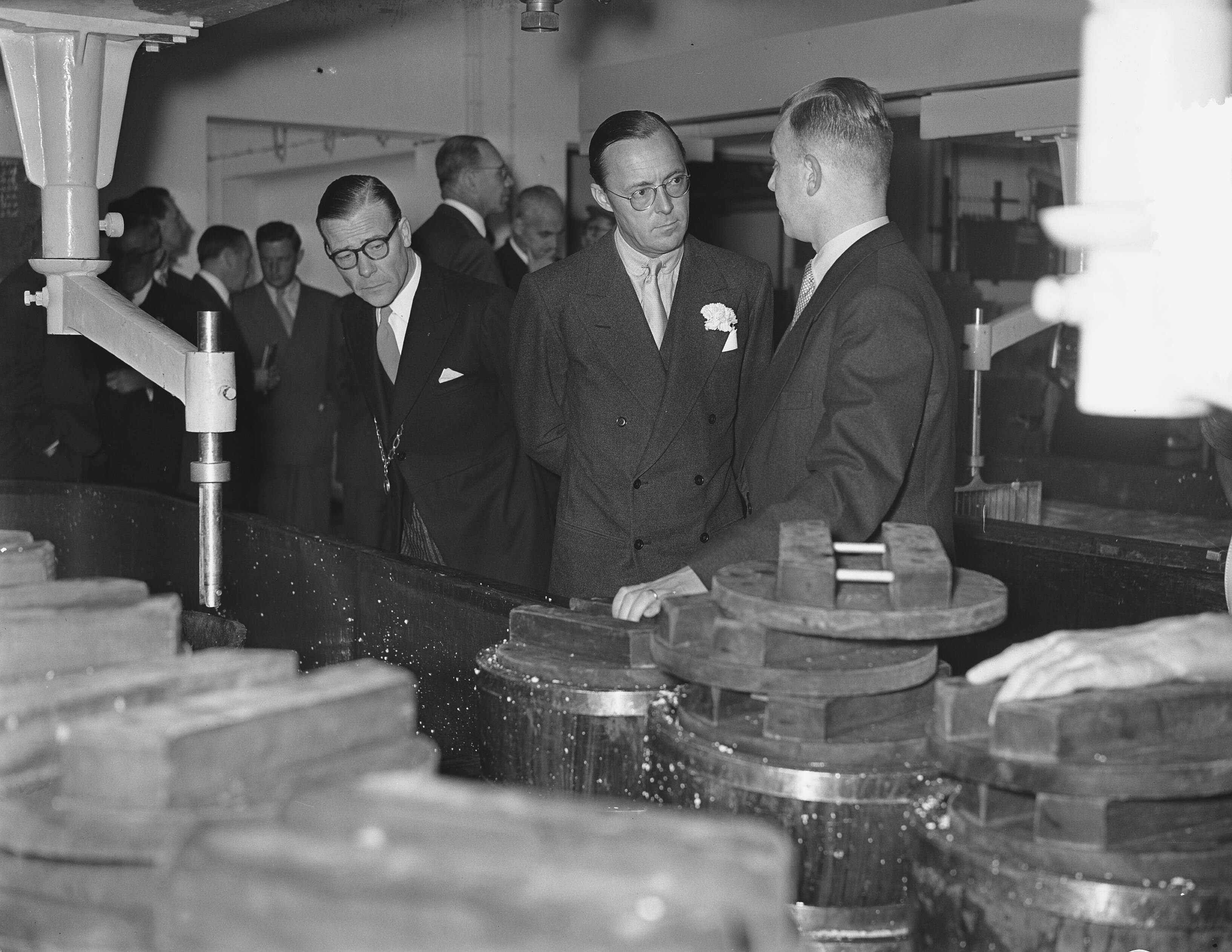 Prins Bernhard bezoekt West-Brabant — Prins Bernhard bezoekt industriegebied Etten-Leur. Bezoek aan Coop. Zuivelfabriek "De Hoop" te Etten — Foto: Bilsen, Joop van / Anefo. Licentie: Set B: Rechtenvrij / Publiek Domein. Bron: Nationaal Archief. http://hdl.handle.net/10648/a93c21f0-d0b4-102d-bcf8-003048976d84