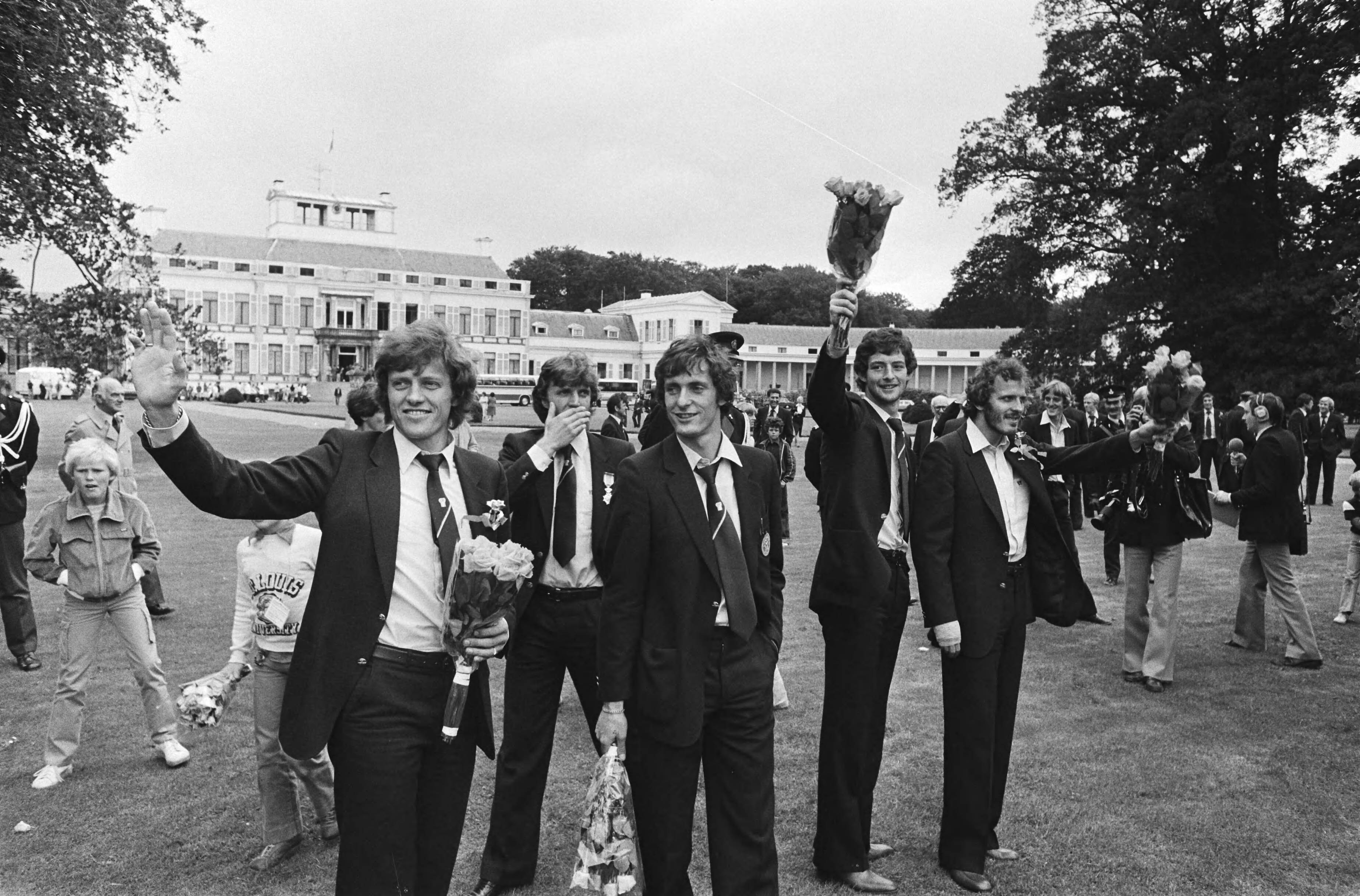 Fotocollectie Anefo — Ontvangst Nederlands elftal op Soestdijk; zwaaiend naar publiek v.l.n.r. Krol, Poortvliet, Brandts, Rene van de Kerkhof — Foto: Verhoeff, Bert / Anefo. Licentie: Set B: Rechtenvrij / Publiek Domein. Bron: Nationaal Archief. http://hdl.handle.net/10648/acb7b34e-d0b4-102d-bcf8-003048976d84