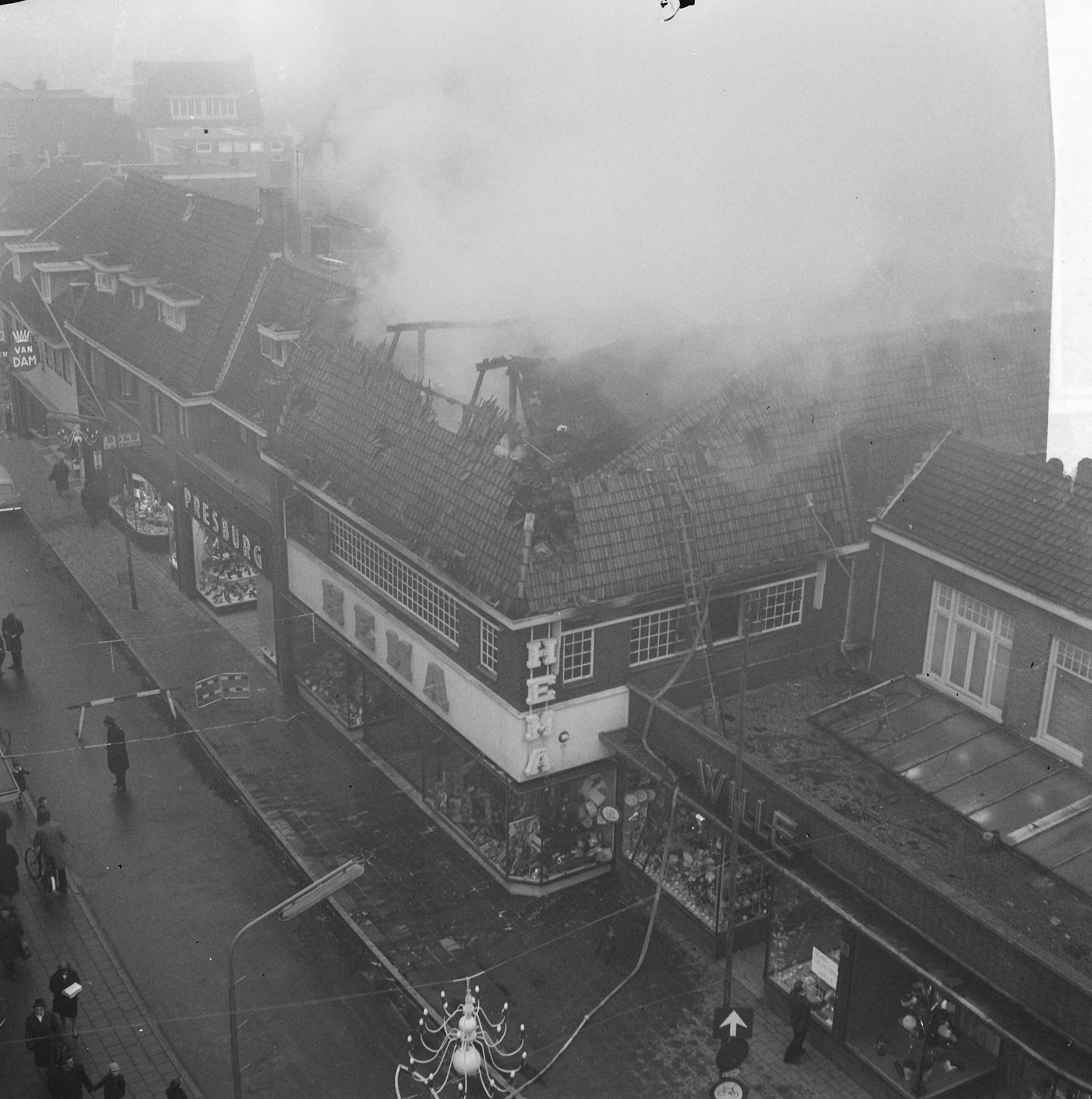 Fotocollectie Anefo — Hema-filiaal te Hilversum door brand vernield. Het vernielde pand aan de Krekstraat — Foto: Nijs, Jac. de / Anefo. Licentie: Set B: Rechtenvrij / Publiek Domein. Bron: Nationaal Archief. http://hdl.handle.net/10648/aa4ff80a-d0b4-102d-bcf8-003048976d84